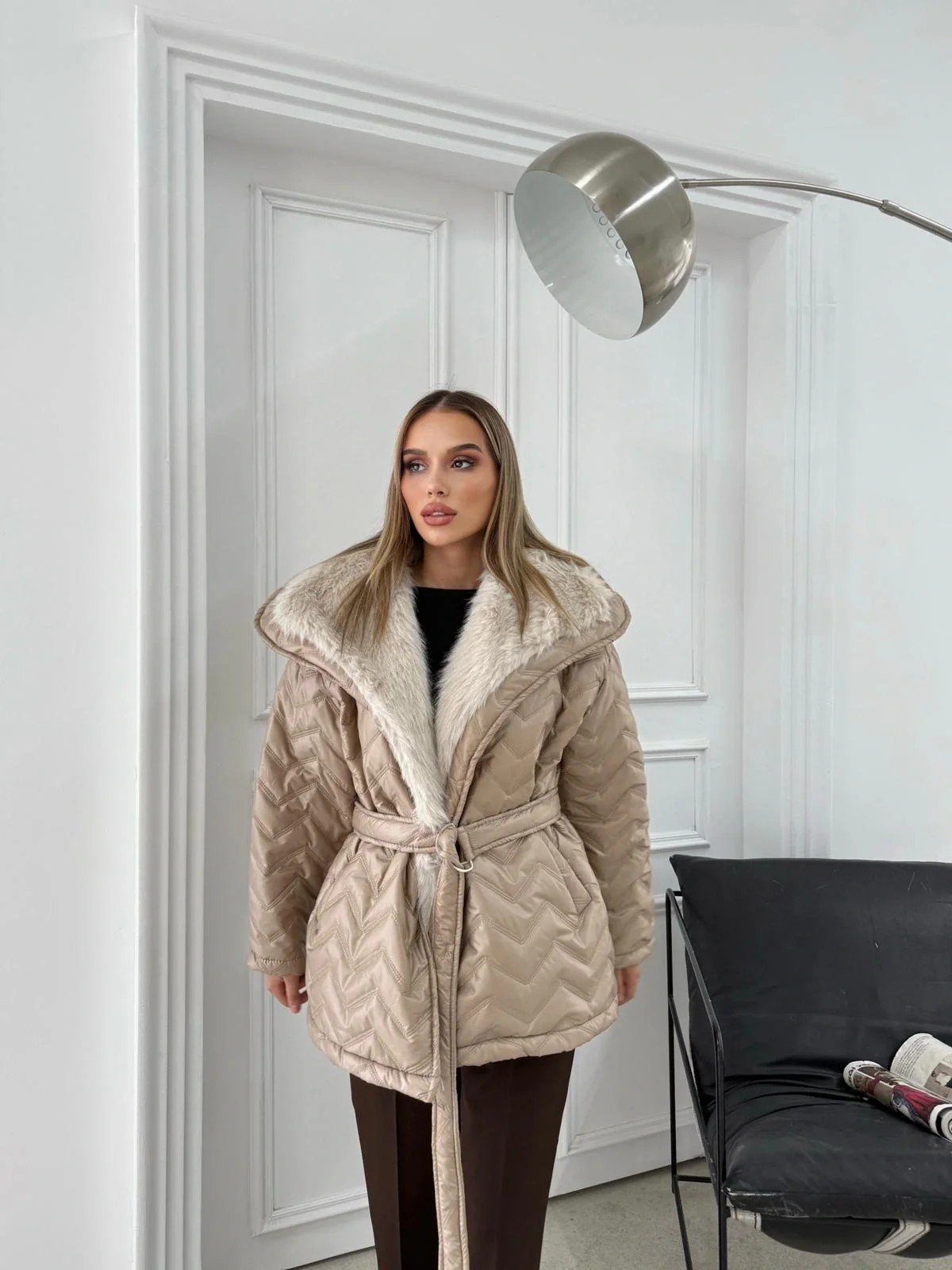 BEL KUŞAKLI BAKLAVA DESEN YAKA KÜRK DETAY ŞİŞME MONT BEJ