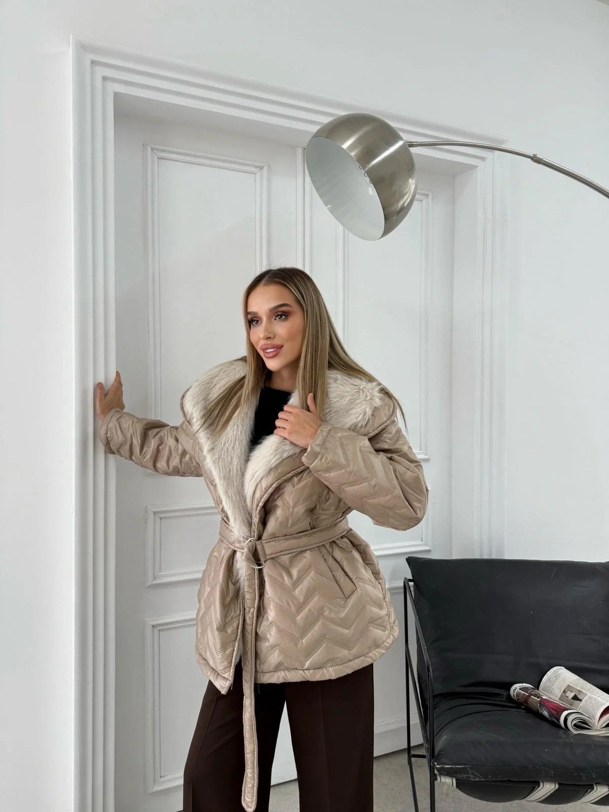 BEL KUŞAKLI BAKLAVA DESEN YAKA KÜRK DETAY ŞİŞME MONT BEJ