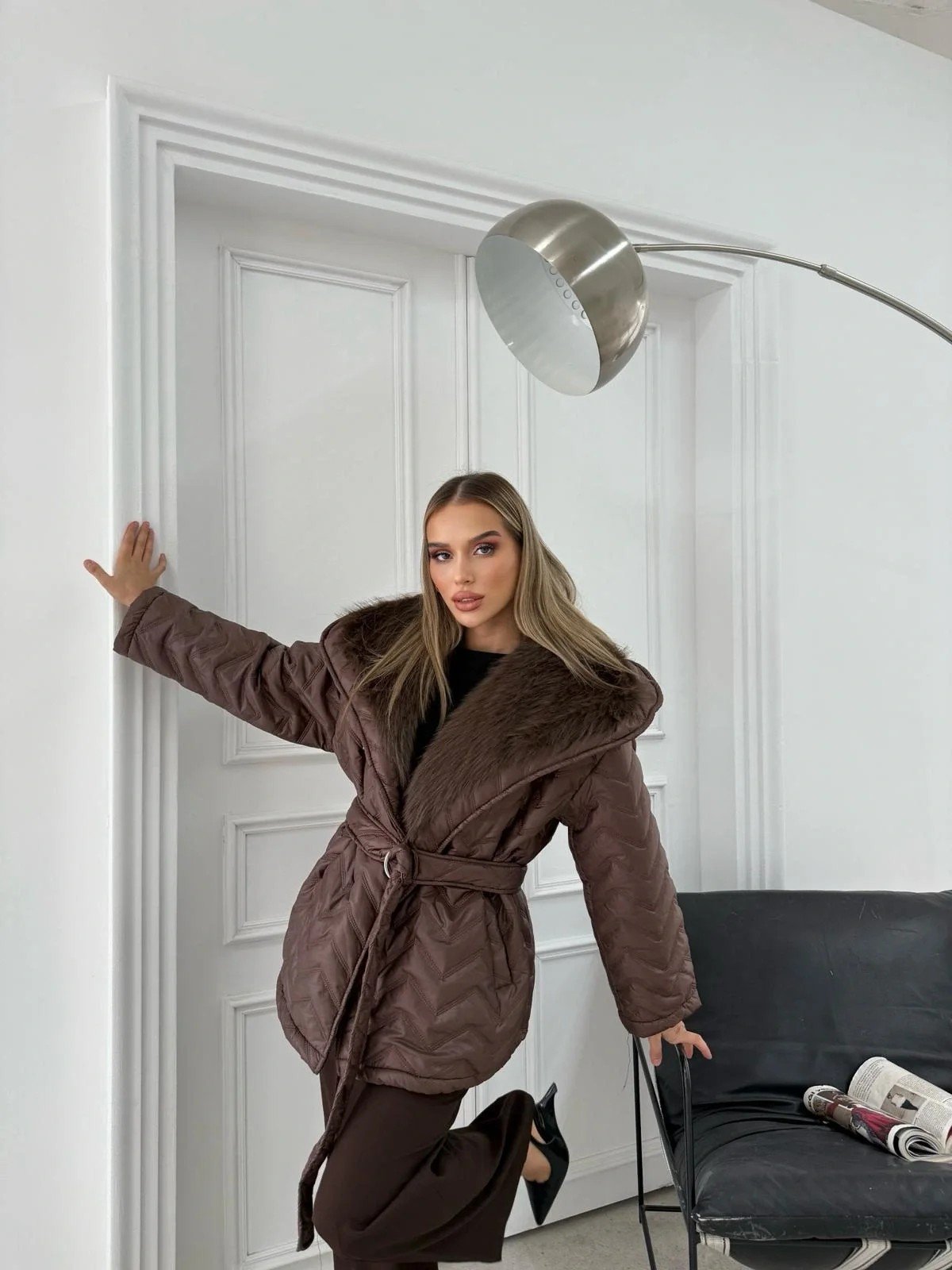 BEL KUŞAKLI BAKLAVA DESEN YAKA KÜRK DETAY ŞİŞME MONT KAHVE