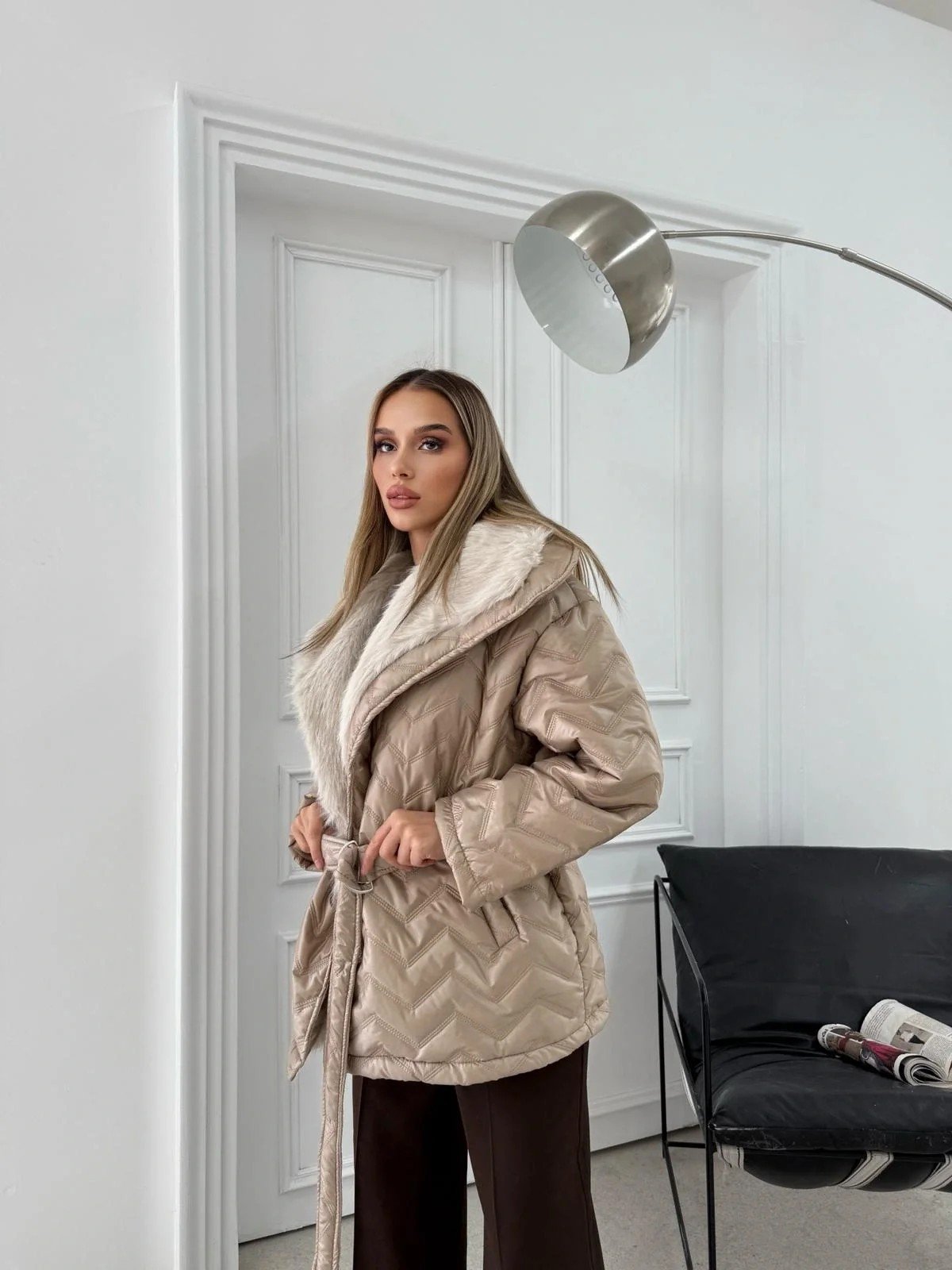 BEL KUŞAKLI BAKLAVA DESEN YAKA KÜRK DETAY ŞİŞME MONT BEJ