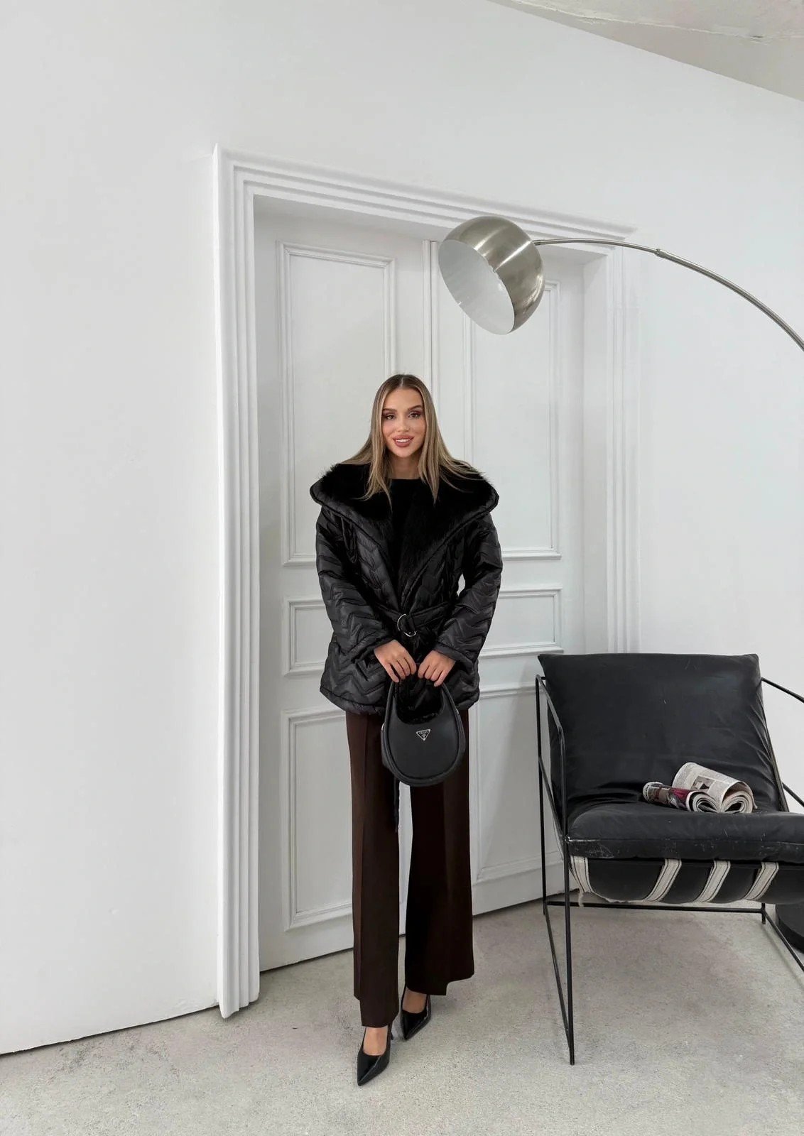 BEL KUŞAKLI BAKLAVA DESEN YAKA KÜRK DETAY ŞİŞME MONT SİYAH