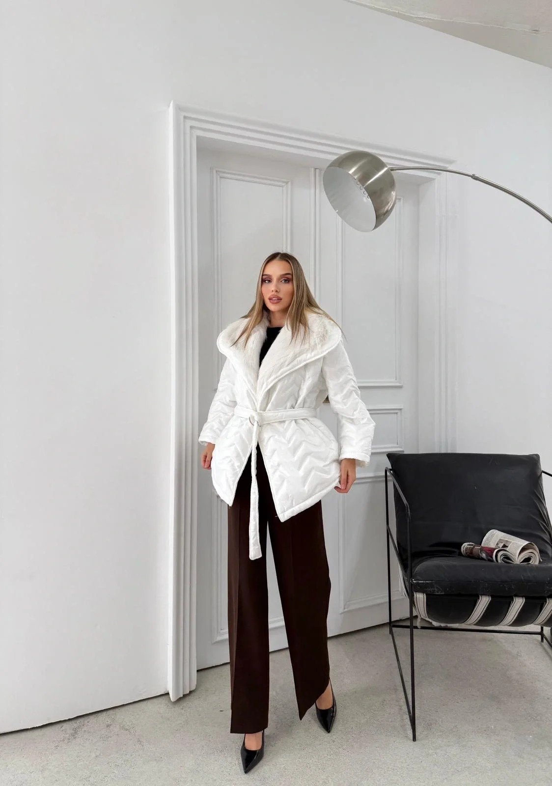 BEL KUŞAKLI BAKLAVA DESEN YAKA KÜRK DETAY ŞİŞME MONT BEYAZ