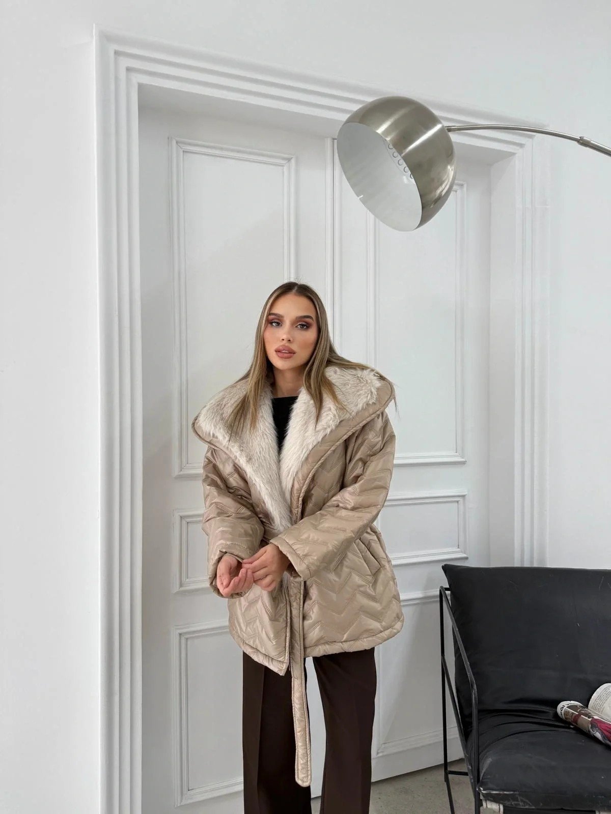 BEL KUŞAKLI BAKLAVA DESEN YAKA KÜRK DETAY ŞİŞME MONT BEJ