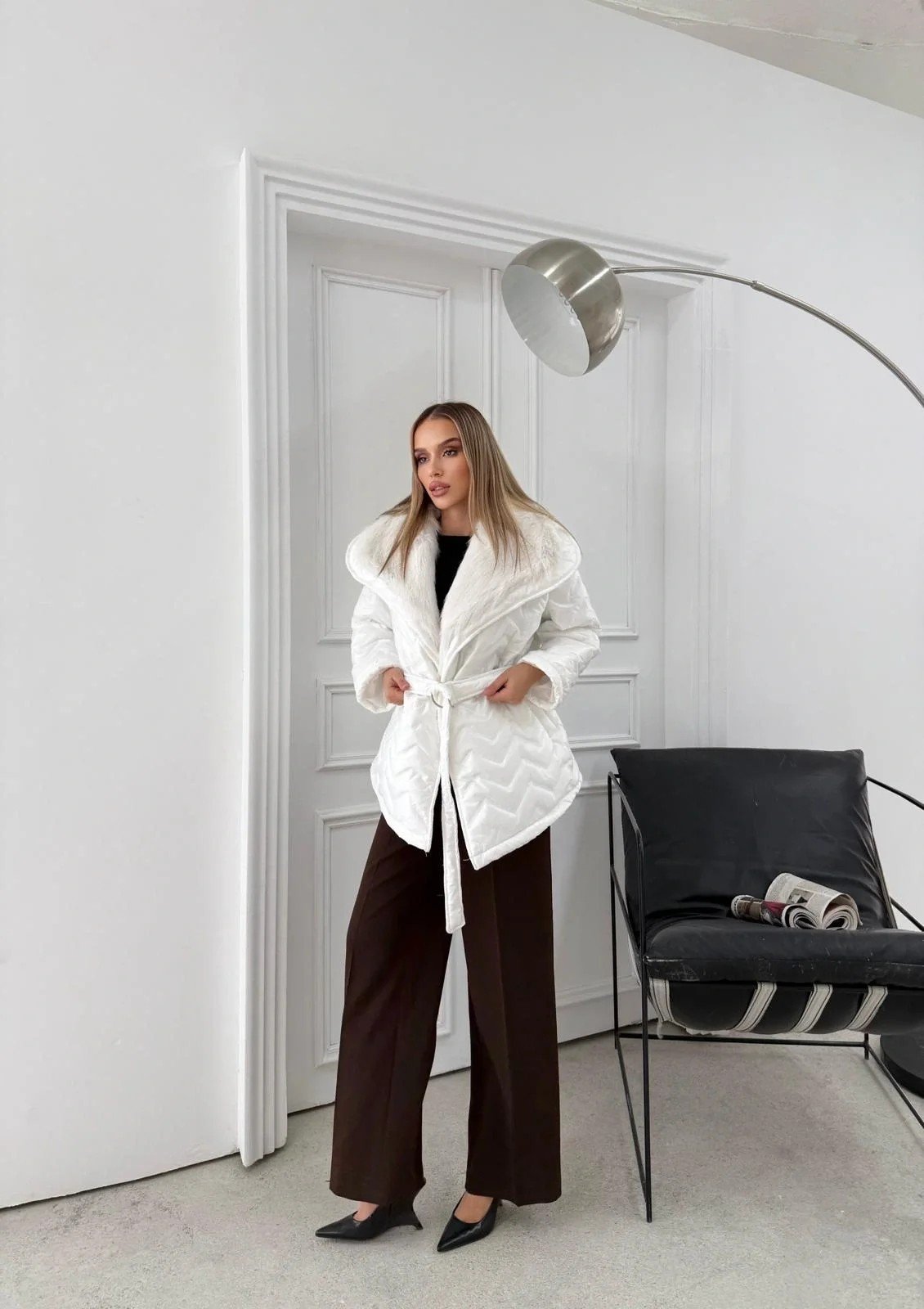 BEL KUŞAKLI BAKLAVA DESEN YAKA KÜRK DETAY ŞİŞME MONT BEYAZ