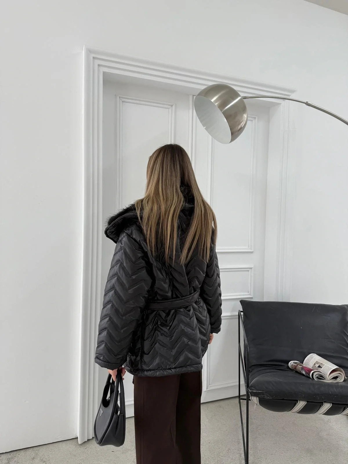 BEL KUŞAKLI BAKLAVA DESEN YAKA KÜRK DETAY ŞİŞME MONT SİYAH