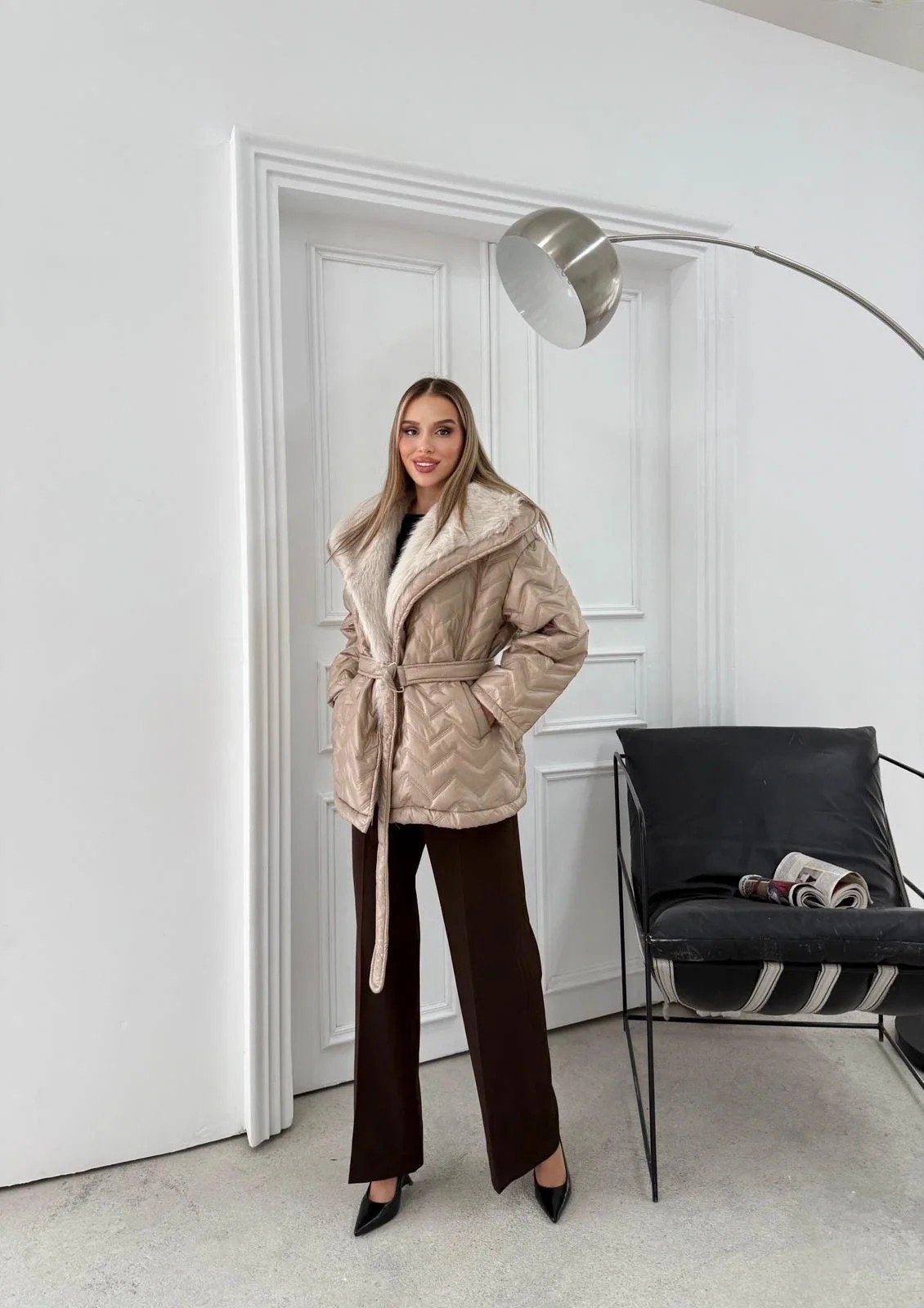 BEL KUŞAKLI BAKLAVA DESEN YAKA KÜRK DETAY ŞİŞME MONT BEJ