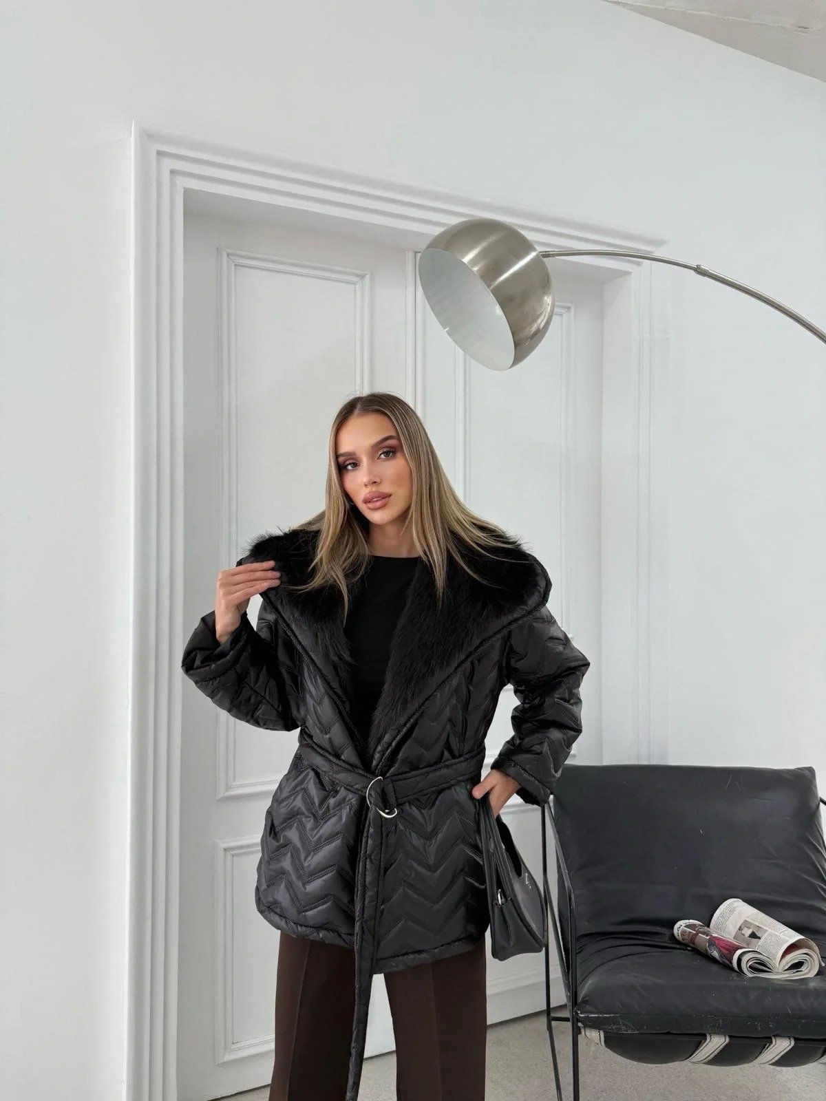 BEL KUŞAKLI BAKLAVA DESEN YAKA KÜRK DETAY ŞİŞME MONT SİYAH