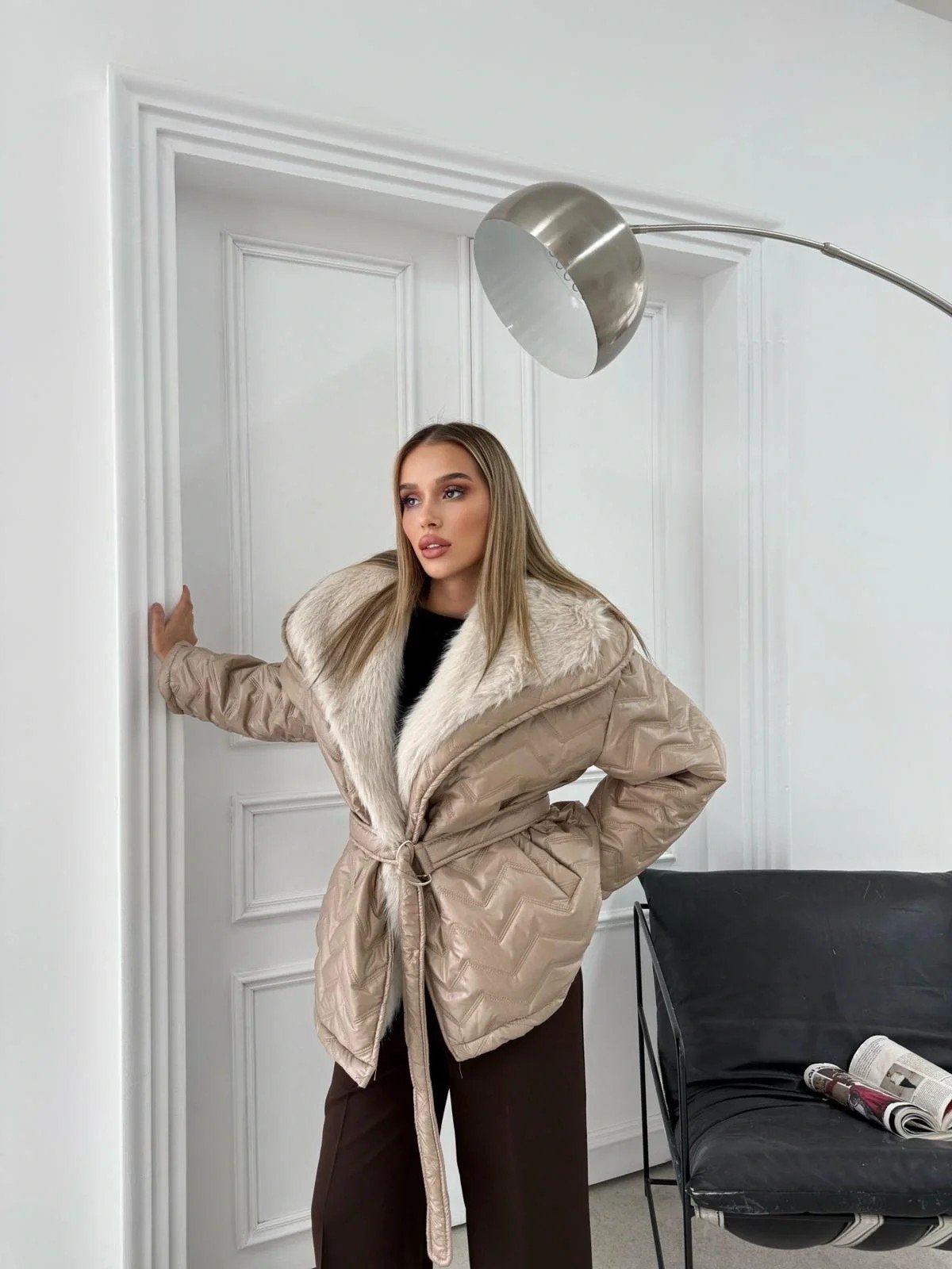 BEL KUŞAKLI BAKLAVA DESEN YAKA KÜRK DETAY ŞİŞME MONT BEJ