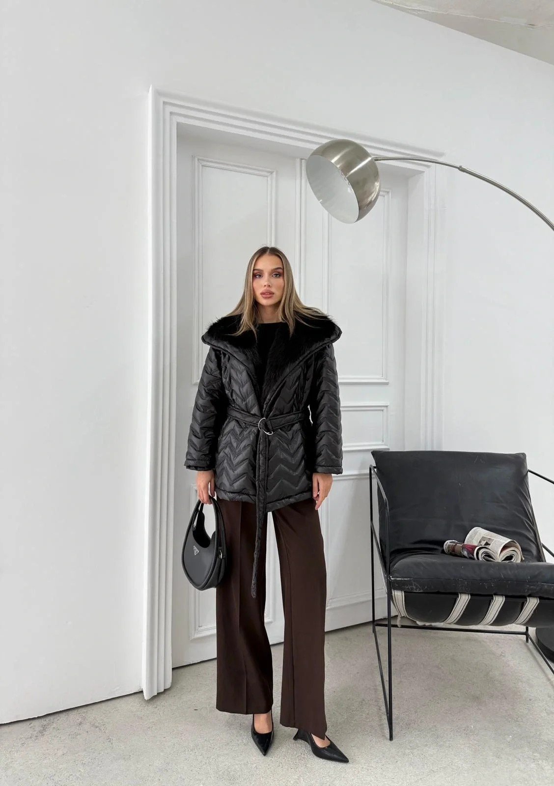 BEL KUŞAKLI BAKLAVA DESEN YAKA KÜRK DETAY ŞİŞME MONT SİYAH