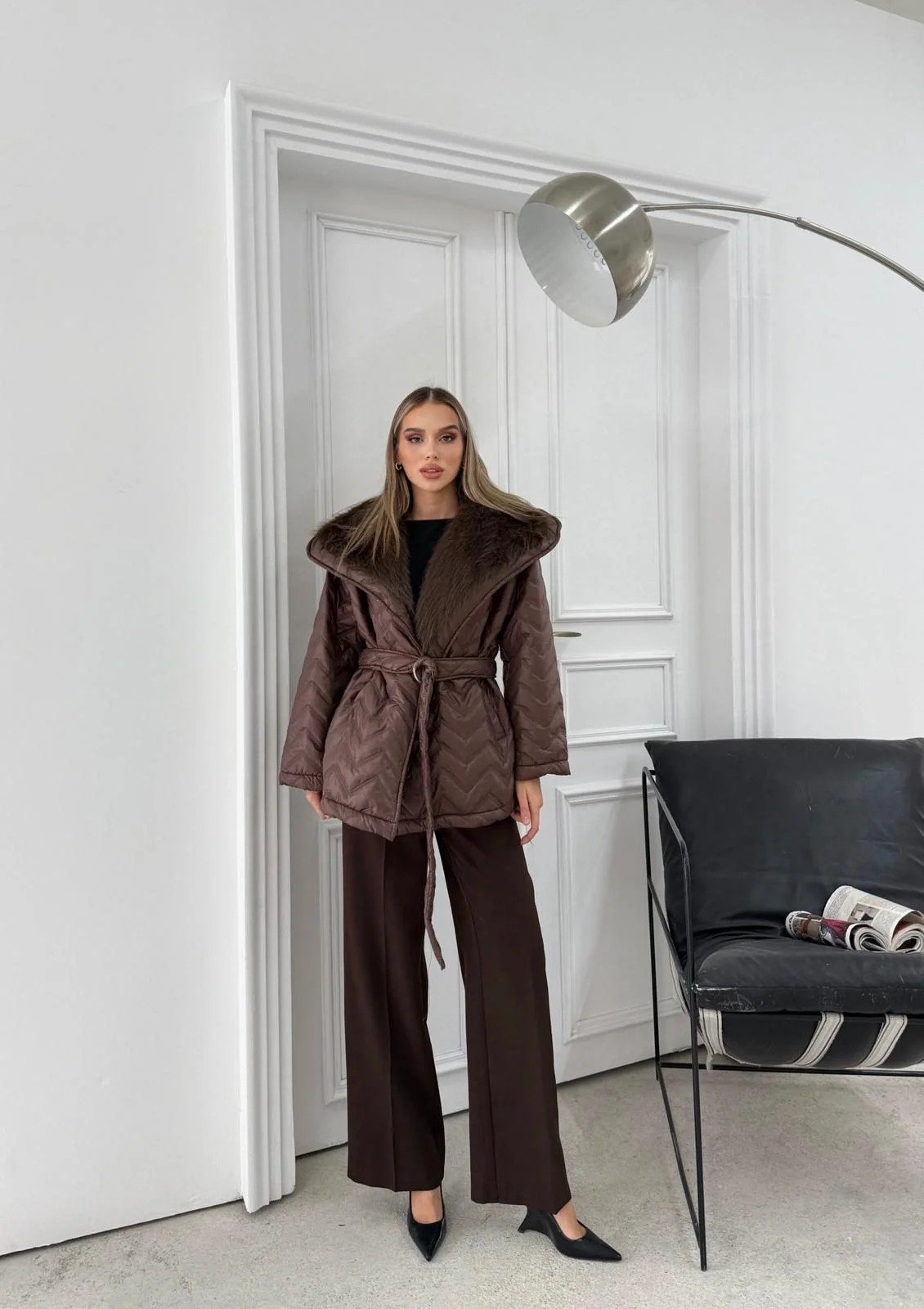 BEL KUŞAKLI BAKLAVA DESEN YAKA KÜRK DETAY ŞİŞME MONT KAHVE