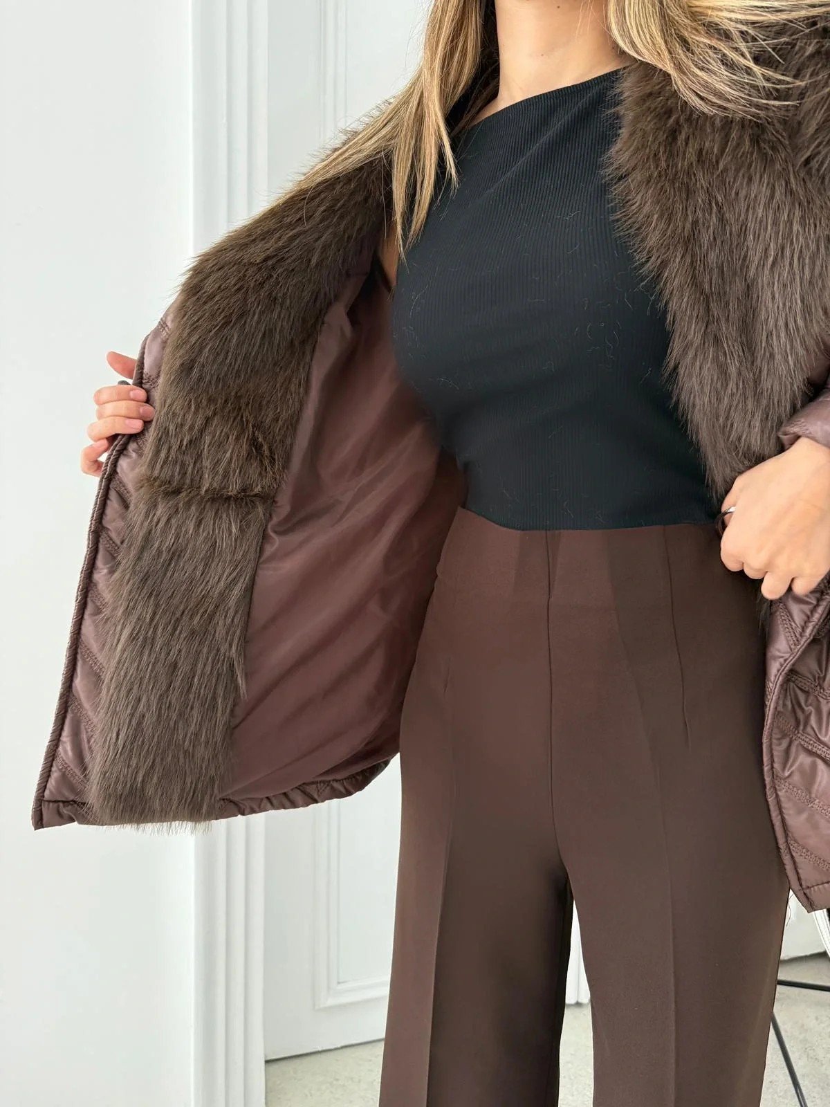 BEL KUŞAKLI BAKLAVA DESEN YAKA KÜRK DETAY ŞİŞME MONT KAHVE