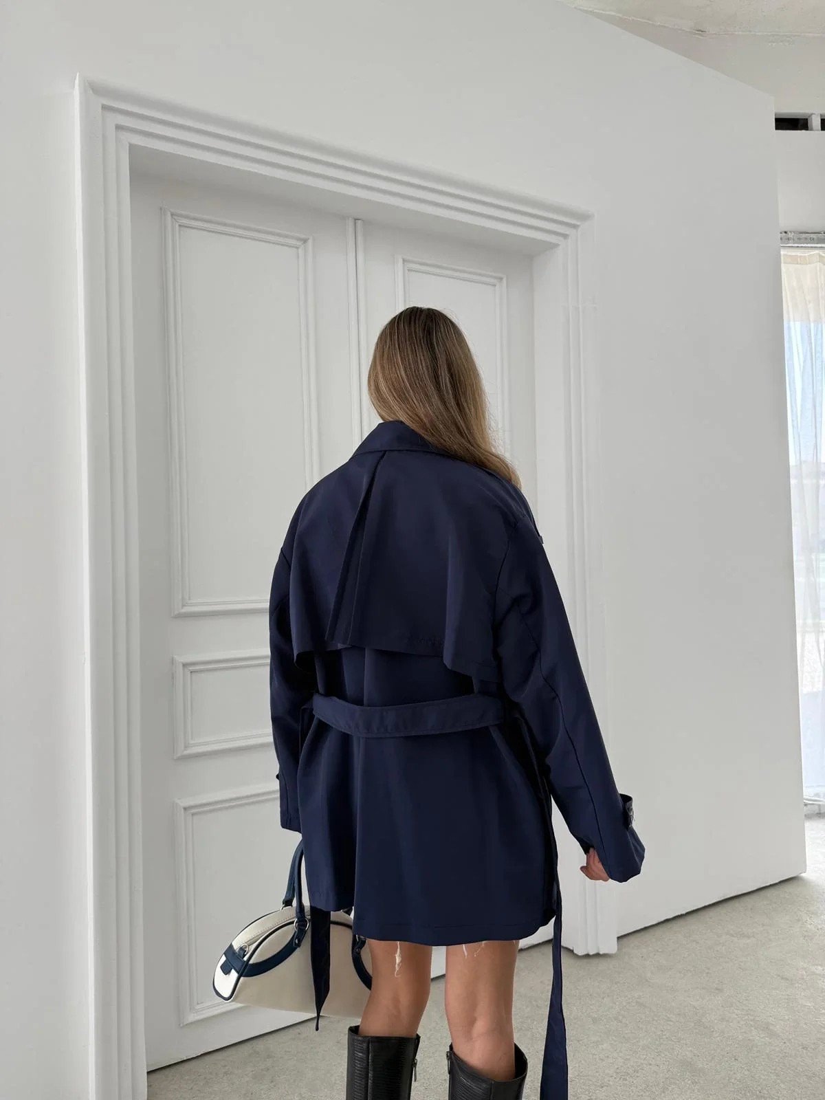 BEL KUŞAKLI DÜĞME DETAY İÇ ASTARLI KISA TRENÇKOT LACİVERT