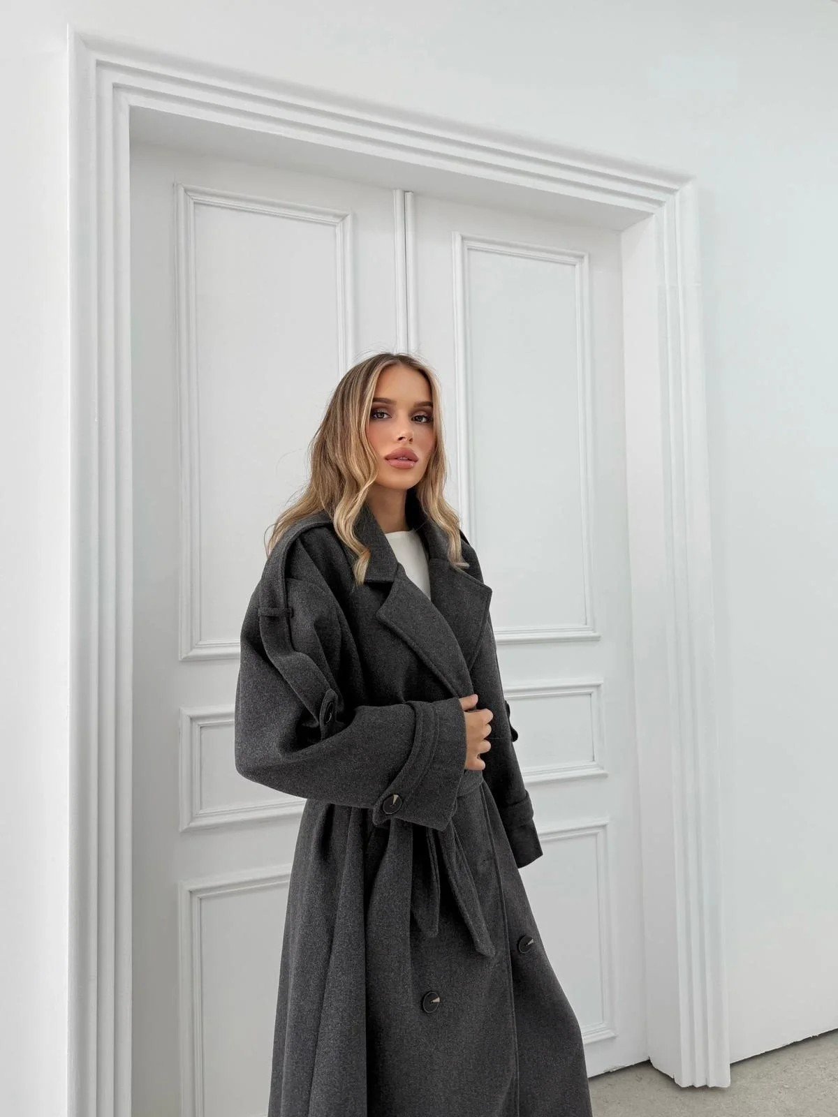 BEL VE KOL KUŞAKLI DÜĞME DETAY İÇ ASTARLI UZUN KAŞE KABAN ANTRASİT 2027