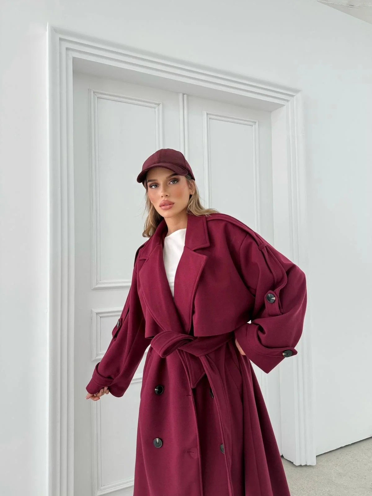 BEL VE KOL KUŞAKLI DÜĞME DETAY İÇ ASTARLI UZUN KAŞE KABAN BORDO 2027
