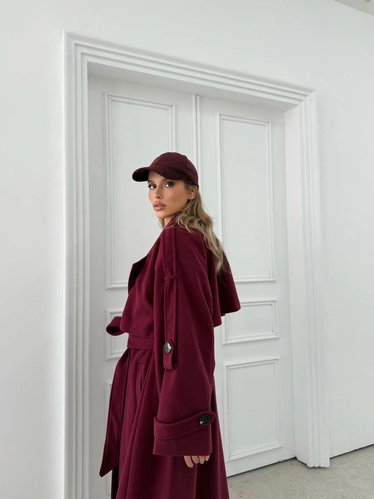 BEL VE KOL KUŞAKLI DÜĞME DETAY İÇ ASTARLI UZUN KAŞE KABAN BORDO 2027