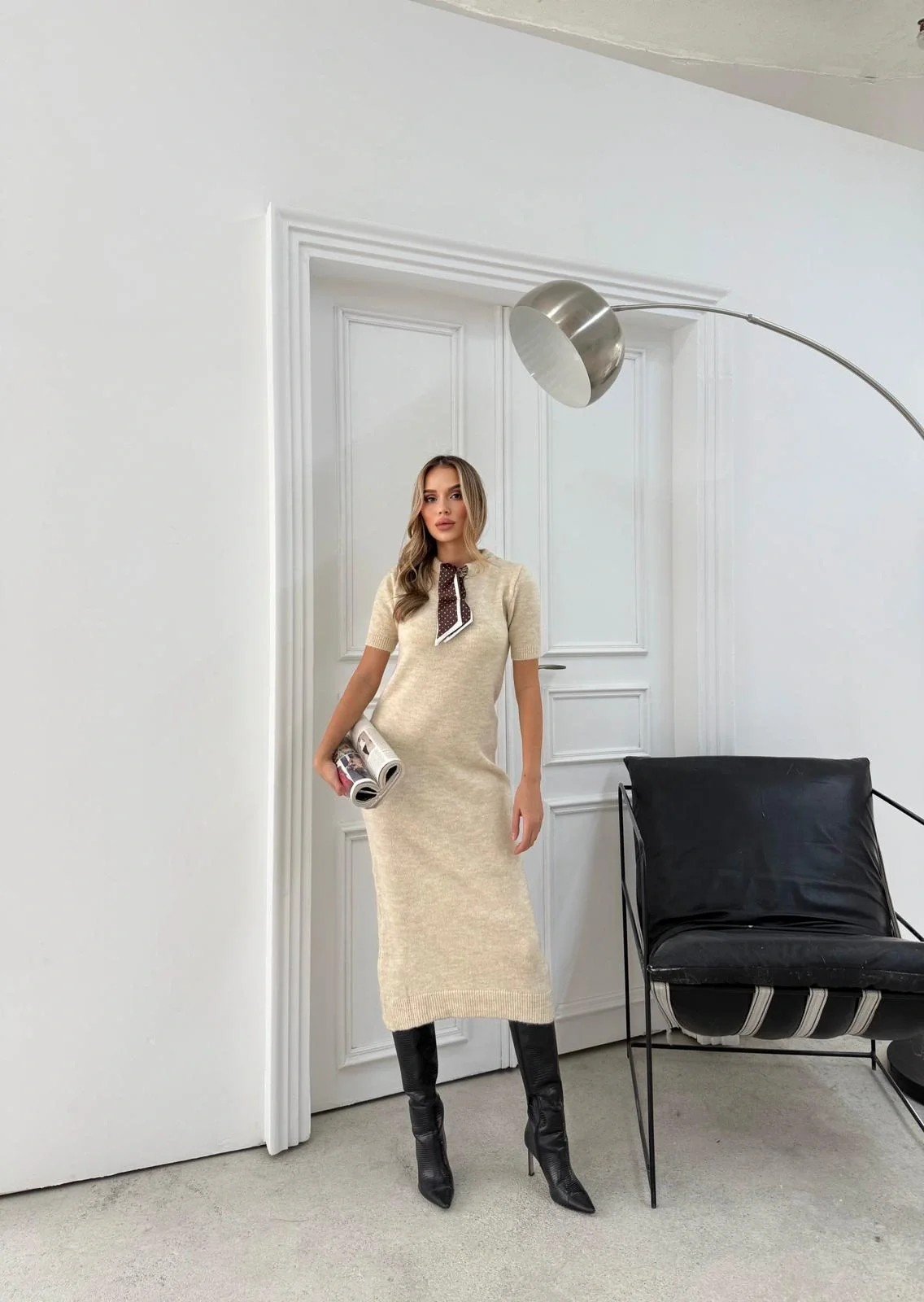 BİSİKLET YAKA FULARLI UZUN TRİKO KALEM ELBİSE KREM