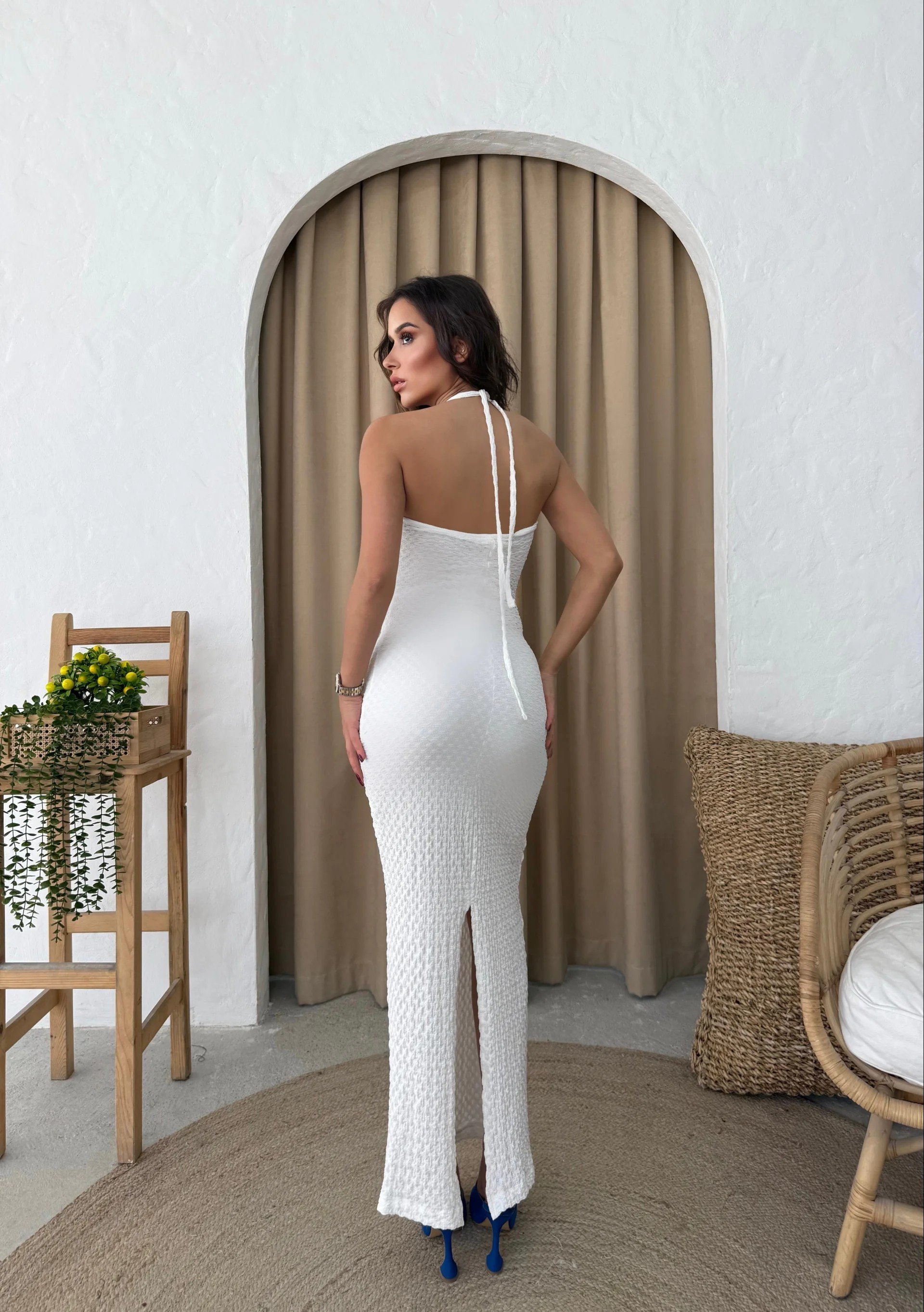 BOYUNDAN BAĞLAMALI GOFRE UZUN ELBİSE BEYAZ