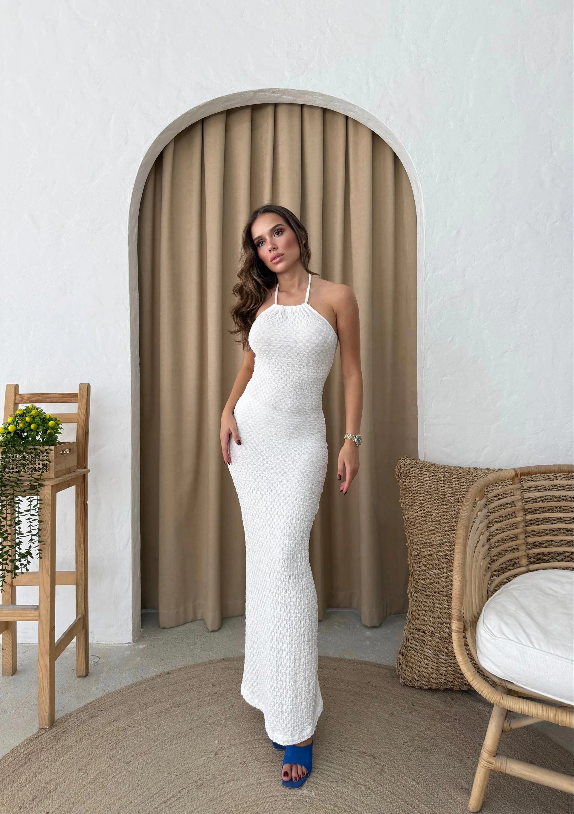 BOYUNDAN BAĞLAMALI GOFRE UZUN ELBİSE BEYAZ