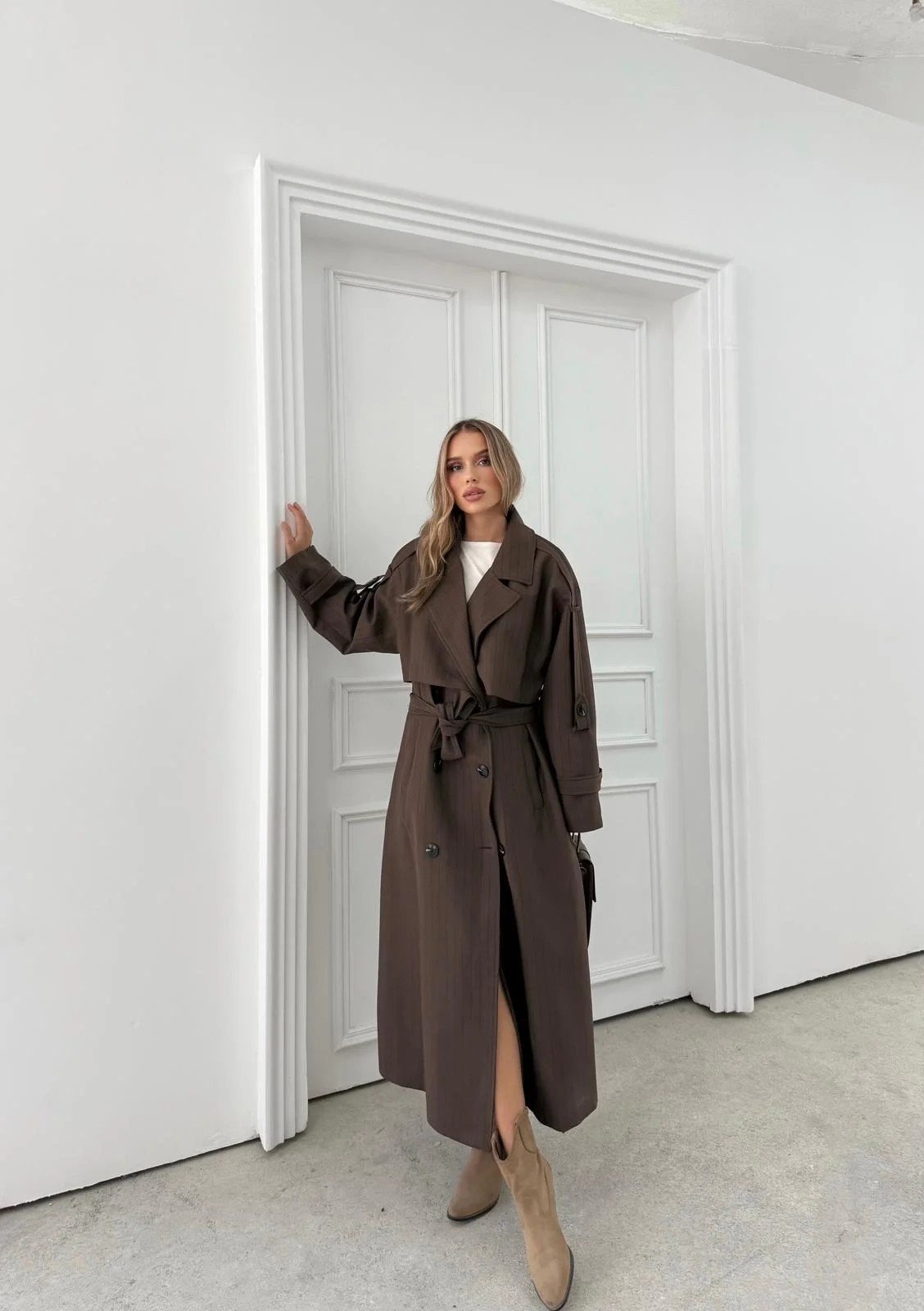 ÇİZGİLİ BEL VE KOL KUŞAKLI İÇ ASTARLI UZUN TRENÇKOT KAHVE