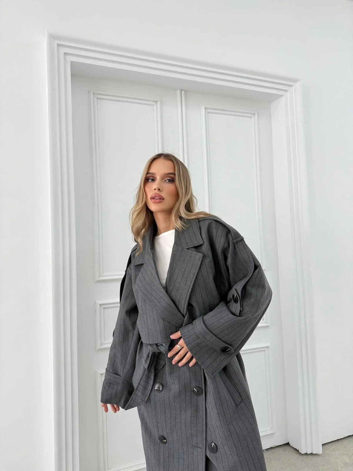 ÇİZGİLİ BEL VE KOL KUŞAKLI İÇ ASTARLI UZUN TRENÇKOT GRİ