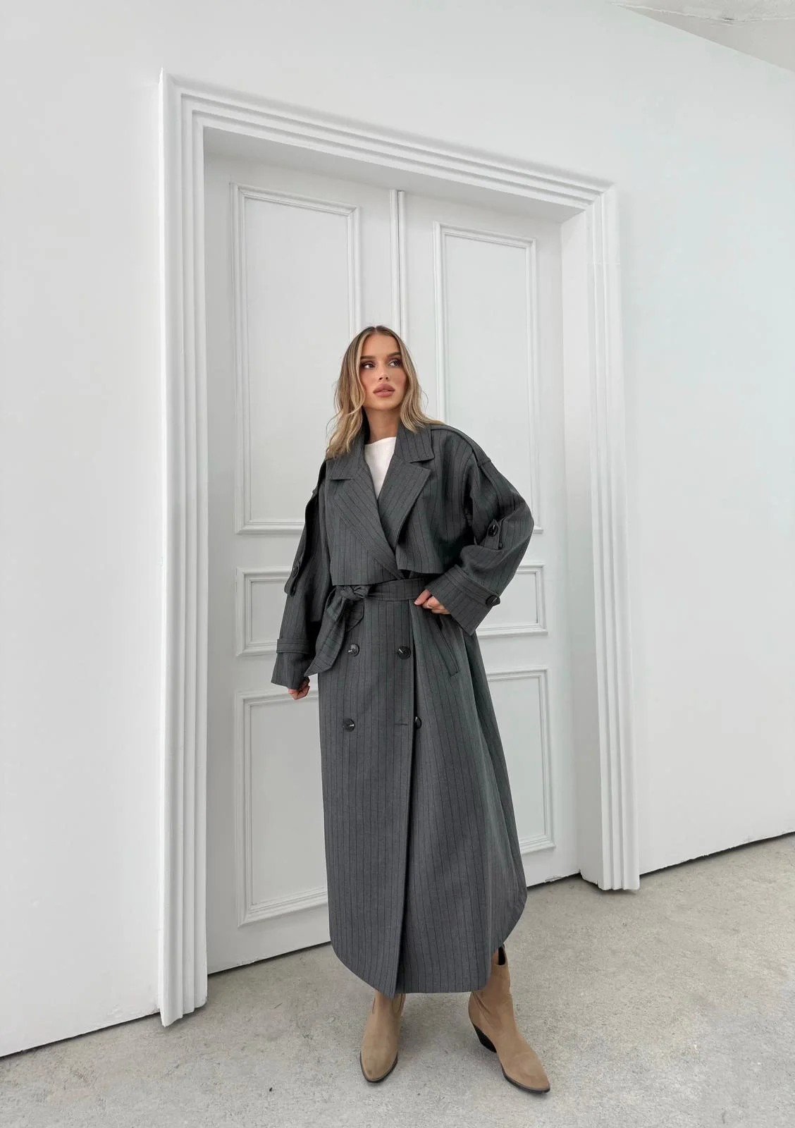 ÇİZGİLİ BEL VE KOL KUŞAKLI İÇ ASTARLI UZUN TRENÇKOT GRİ