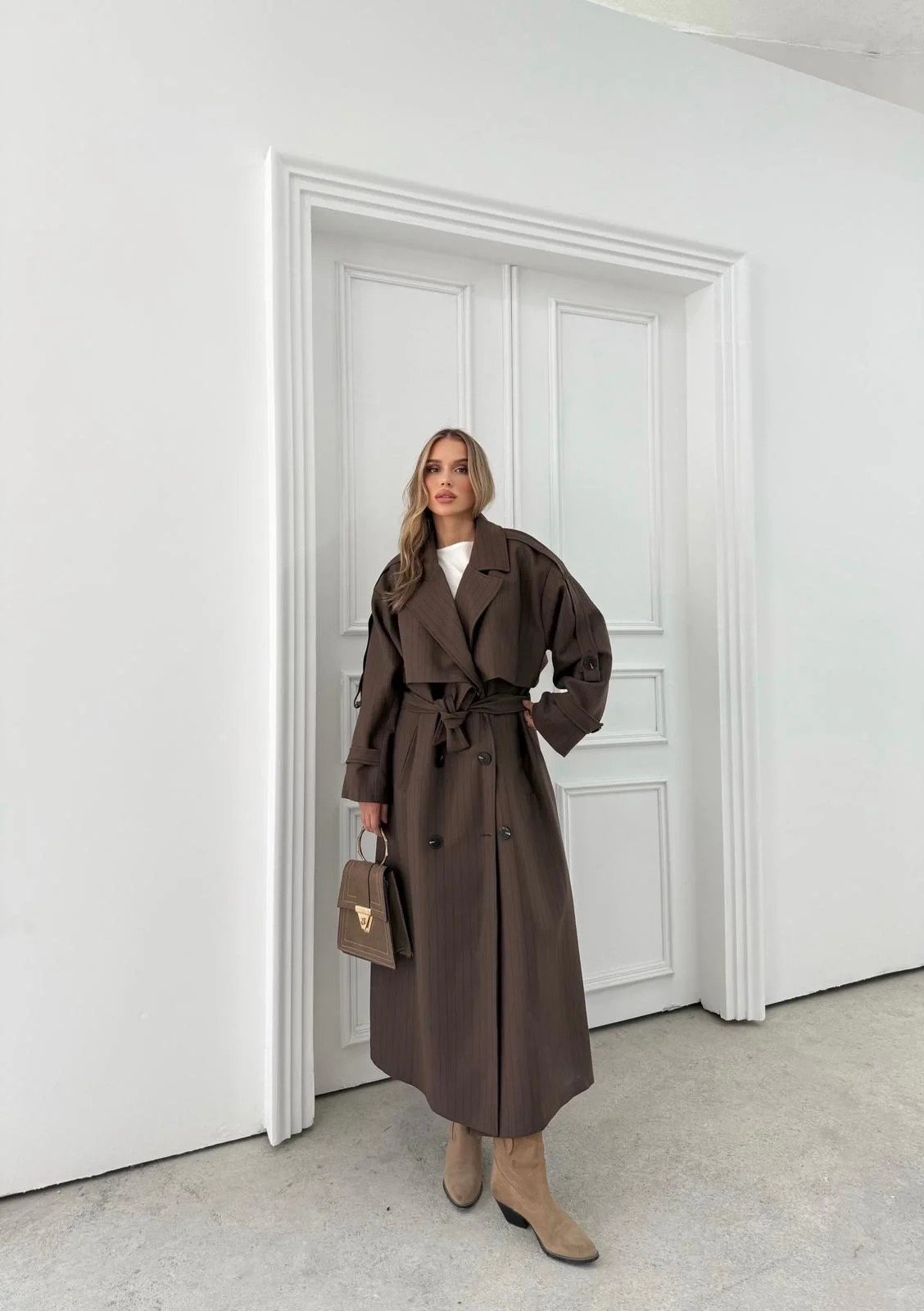 ÇİZGİLİ BEL VE KOL KUŞAKLI İÇ ASTARLI UZUN TRENÇKOT KAHVE