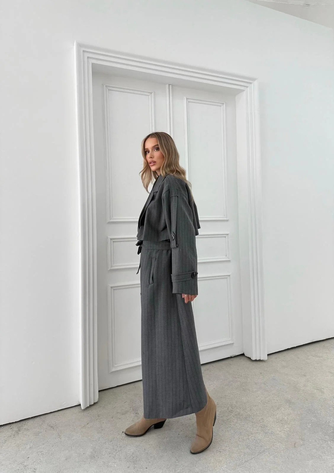 ÇİZGİLİ BEL VE KOL KUŞAKLI İÇ ASTARLI UZUN TRENÇKOT GRİ