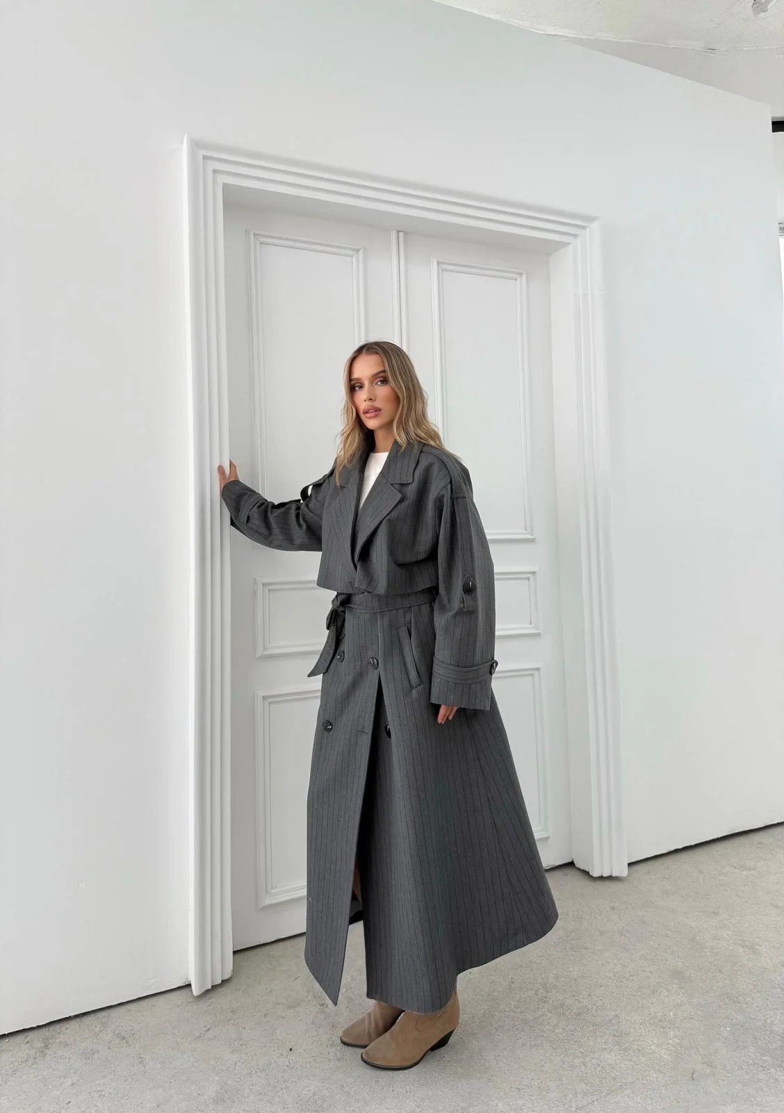 ÇİZGİLİ BEL VE KOL KUŞAKLI İÇ ASTARLI UZUN TRENÇKOT GRİ