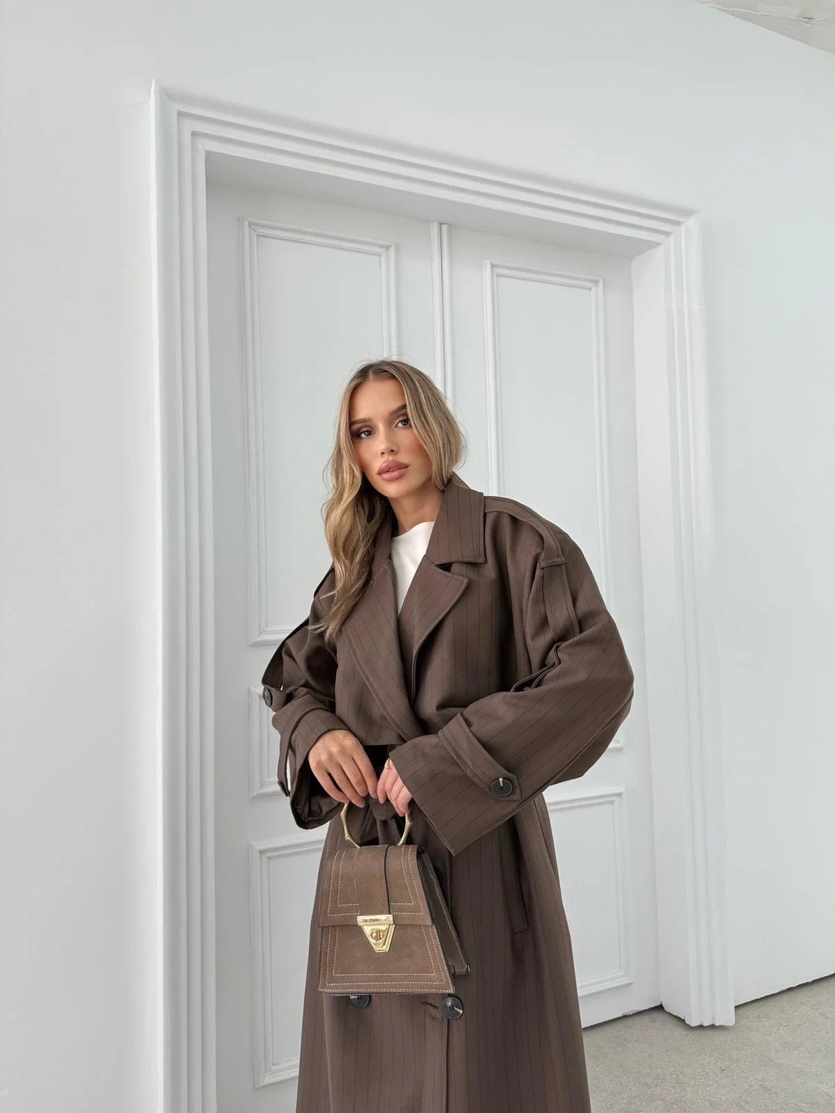 ÇİZGİLİ BEL VE KOL KUŞAKLI İÇ ASTARLI UZUN TRENÇKOT KAHVE