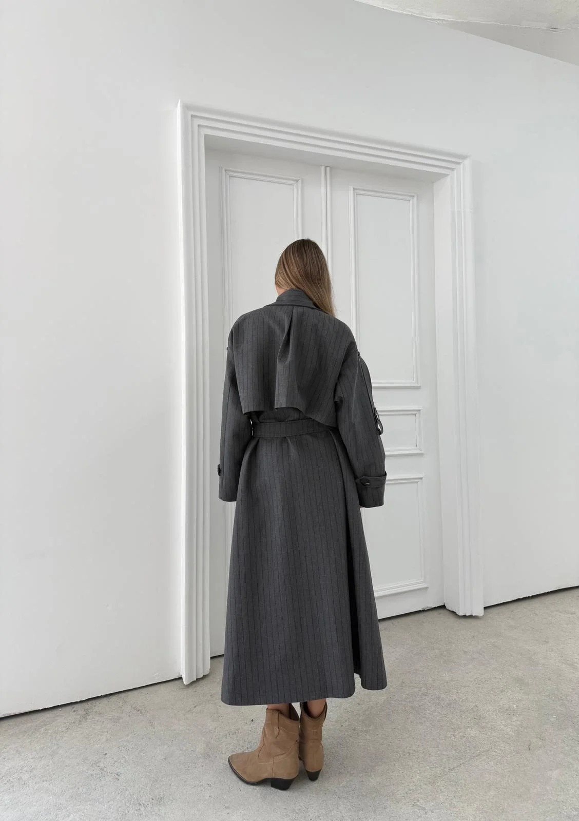 ÇİZGİLİ BEL VE KOL KUŞAKLI İÇ ASTARLI UZUN TRENÇKOT GRİ