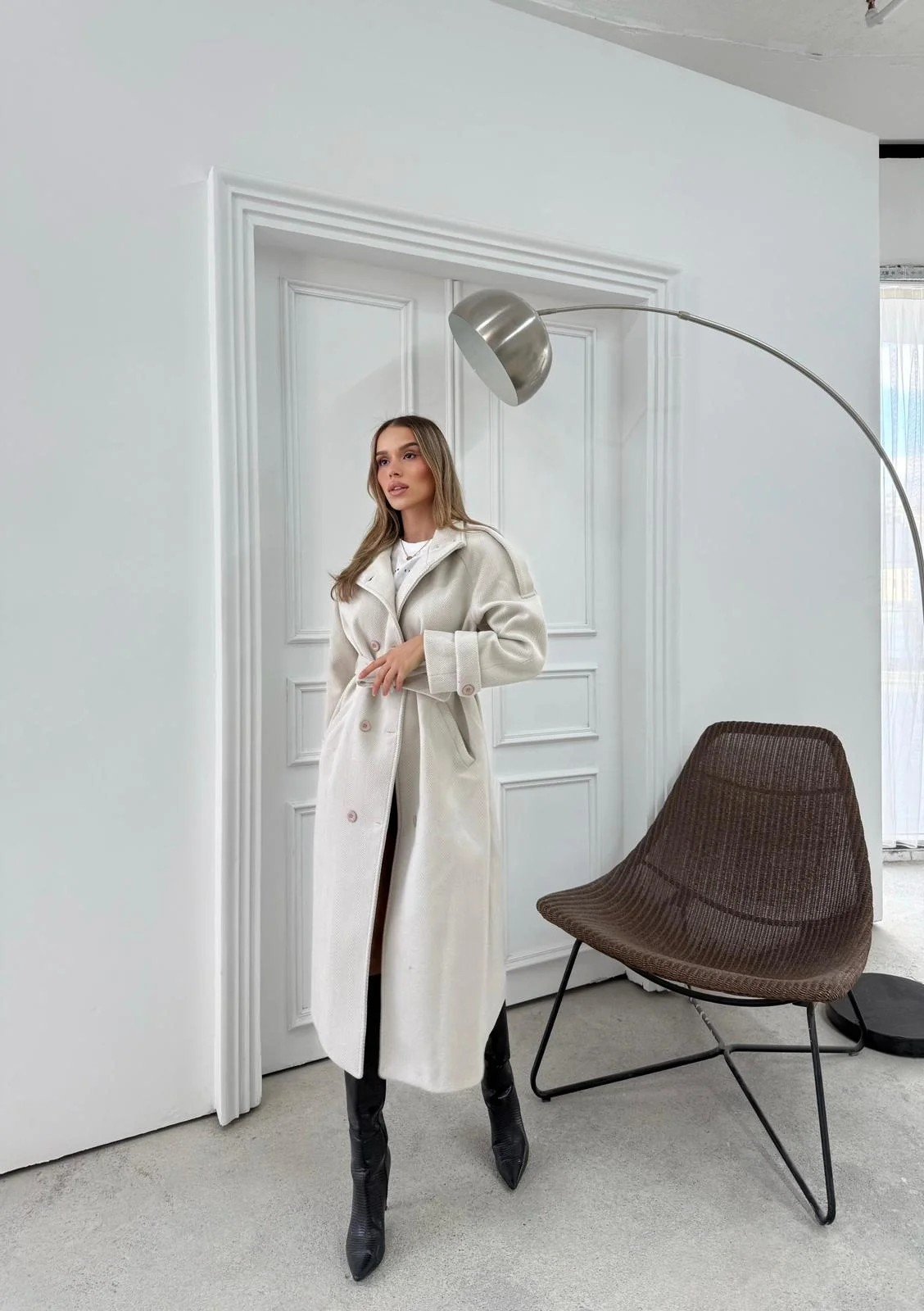 DİK YAKA DÜĞME DETAY İÇ ASTARLI KUŞAKLI KAŞE KABAN VİZON (GÖRSELDEN BİR TON KOYUDUR)