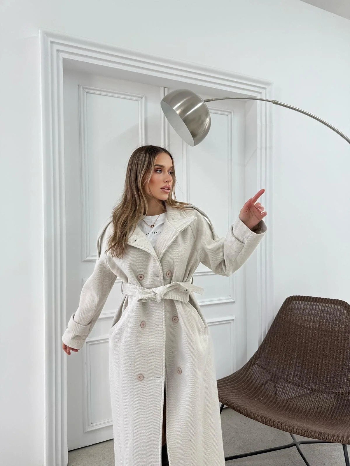 DİK YAKA DÜĞME DETAY İÇ ASTARLI KUŞAKLI KAŞE KABAN VİZON (GÖRSELDEN BİR TON KOYUDUR)