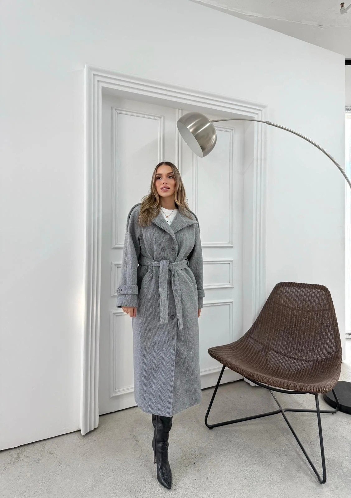 DİK YAKA DÜĞME DETAY İÇ ASTARLI KUŞAKLI KAŞE KABAN GRİ