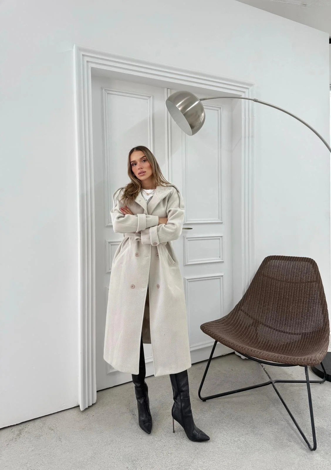 DİK YAKA DÜĞME DETAY İÇ ASTARLI KUŞAKLI KAŞE KABAN VİZON (GÖRSELDEN BİR TON KOYUDUR)