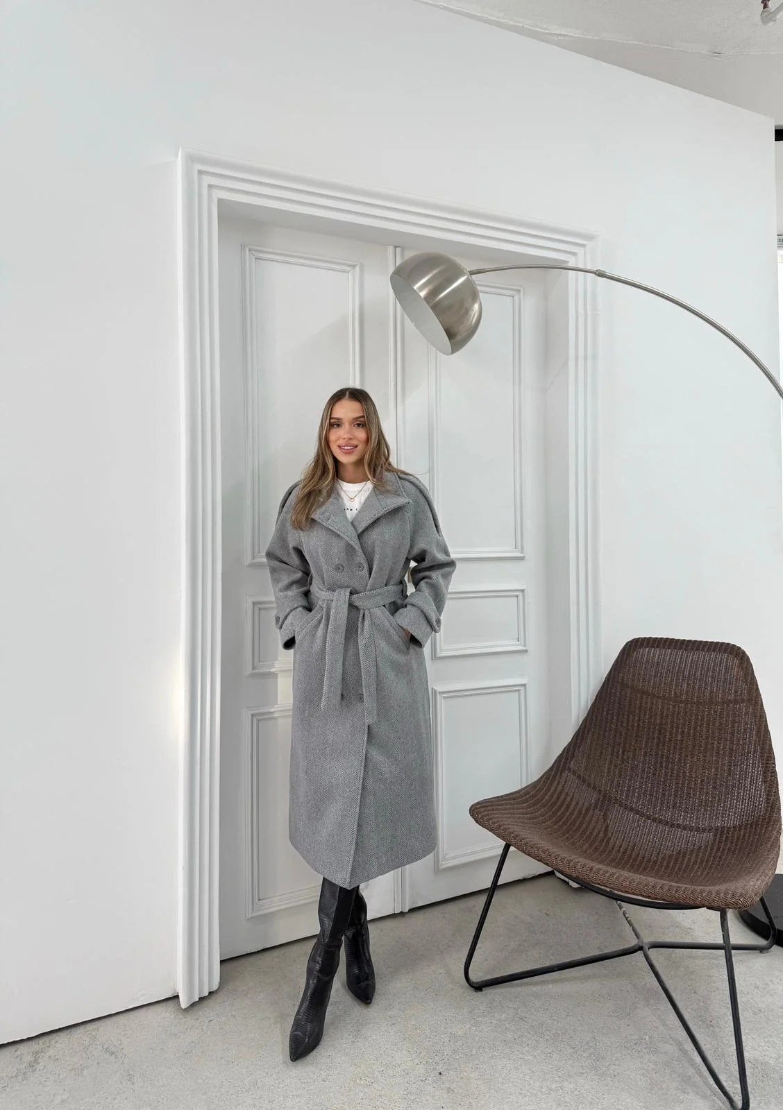 DİK YAKA DÜĞME DETAY İÇ ASTARLI KUŞAKLI KAŞE KABAN GRİ