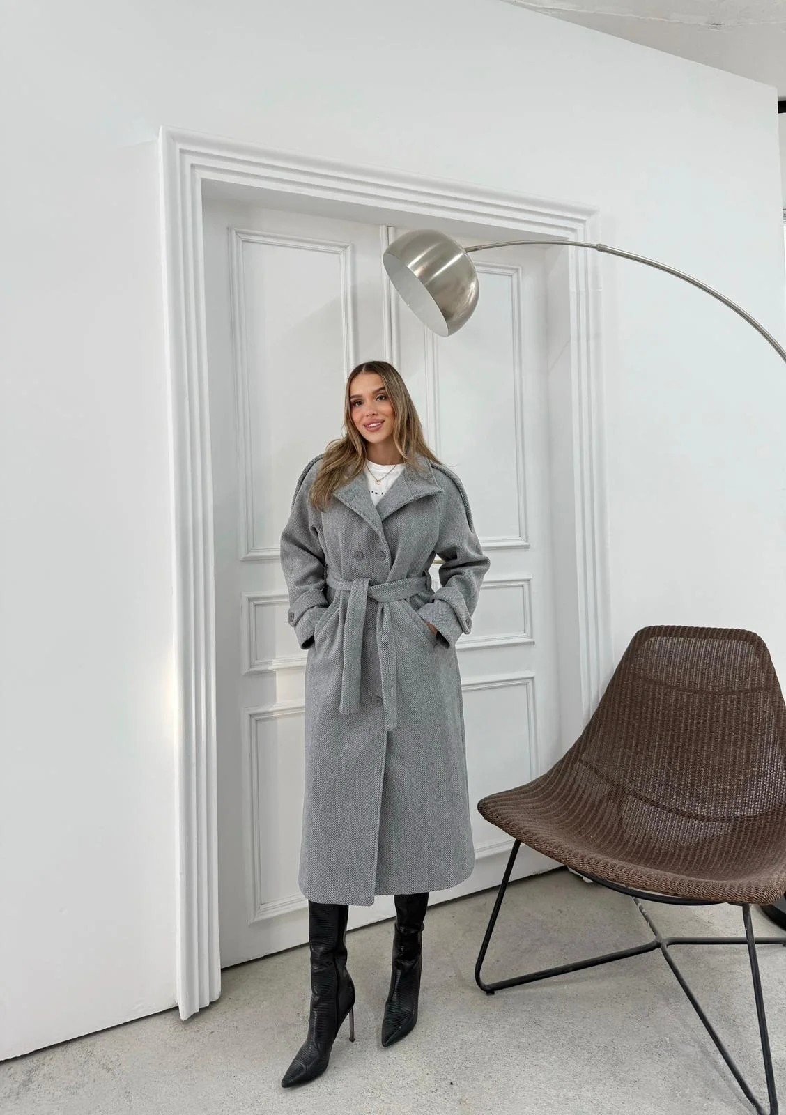 DİK YAKA DÜĞME DETAY İÇ ASTARLI KUŞAKLI KAŞE KABAN GRİ