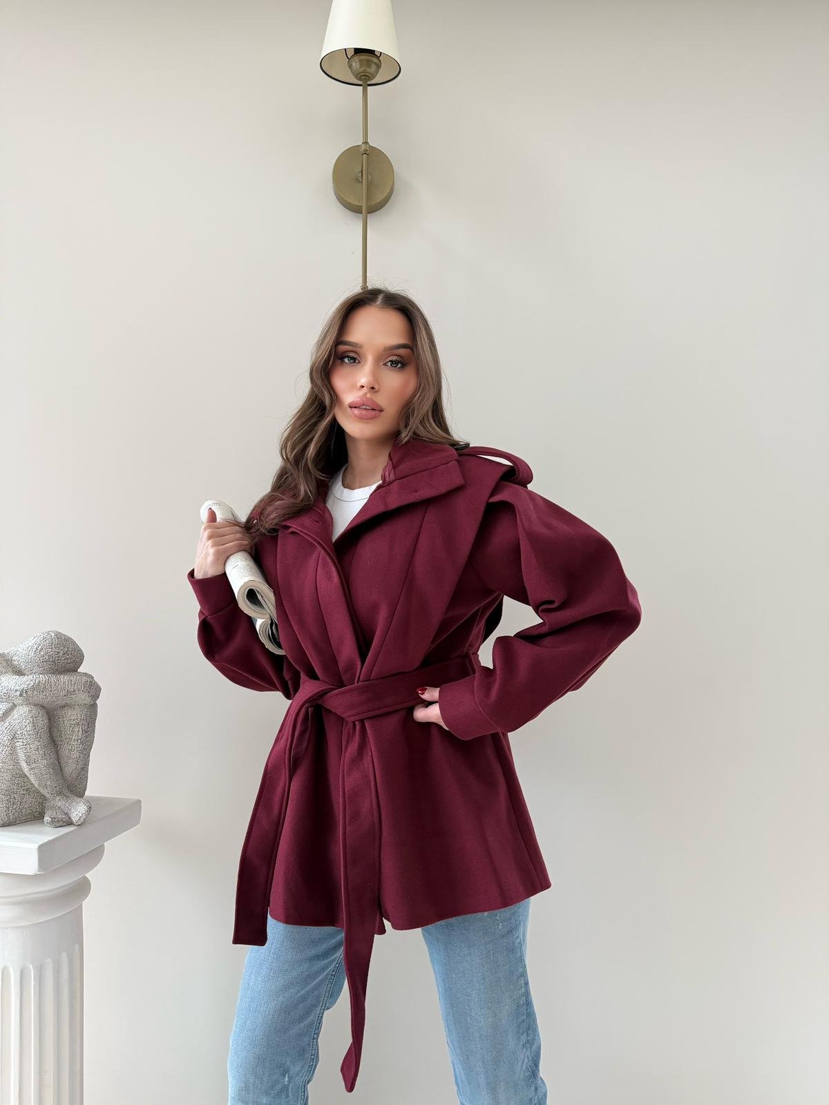 DİK YAKA OMUZ APOLETLİ BEL KUŞAKLI ASTARLI KAŞE KABAN BORDO