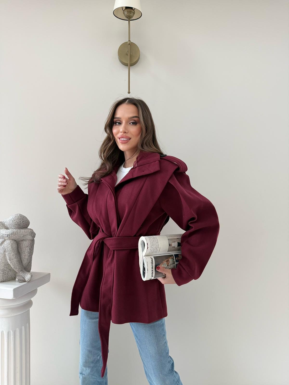 DİK YAKA OMUZ APOLETLİ BEL KUŞAKLI ASTARLI KAŞE KABAN BORDO