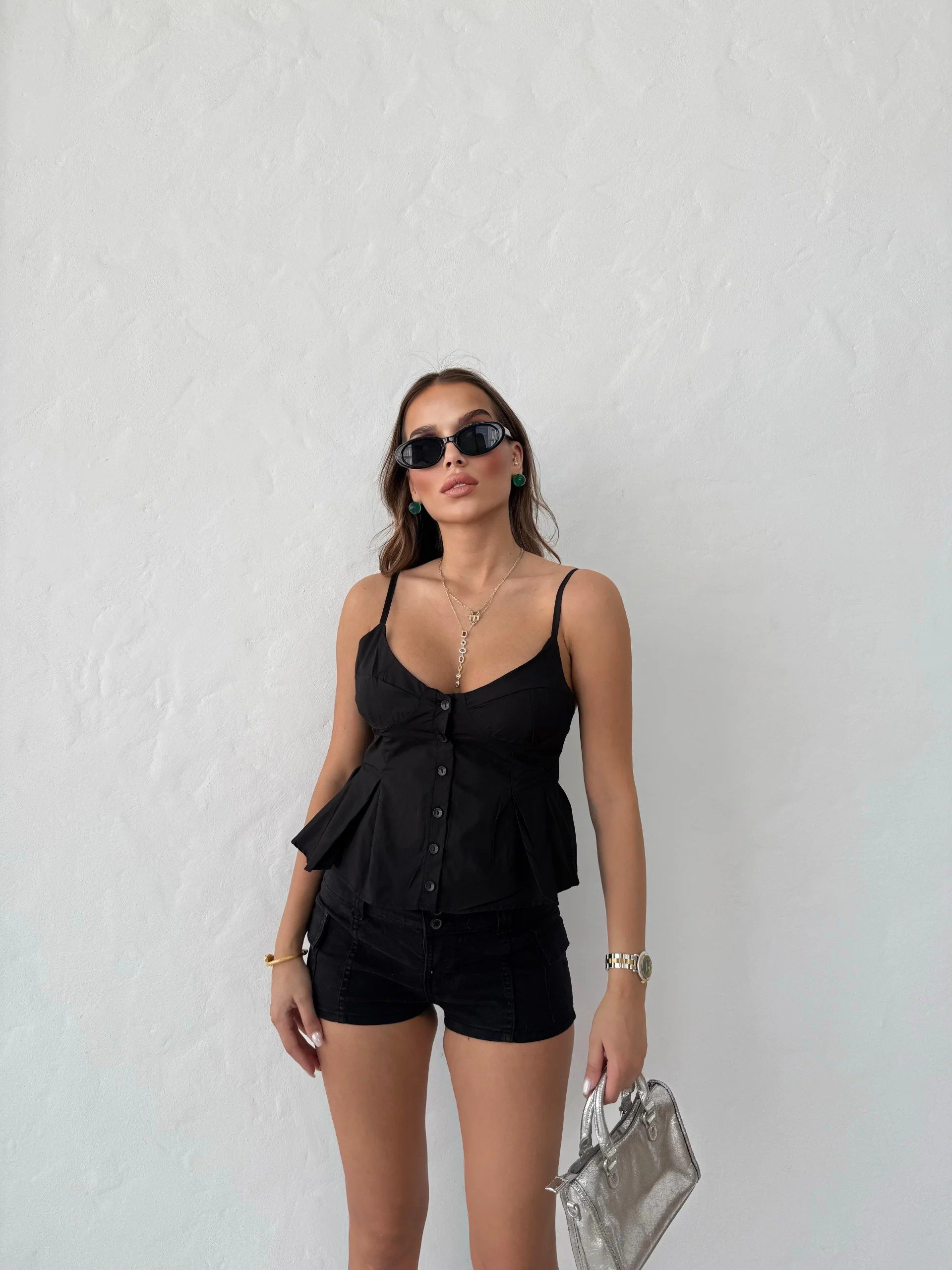 DÜĞME DETAY ASKILI BLUZ SİYAH