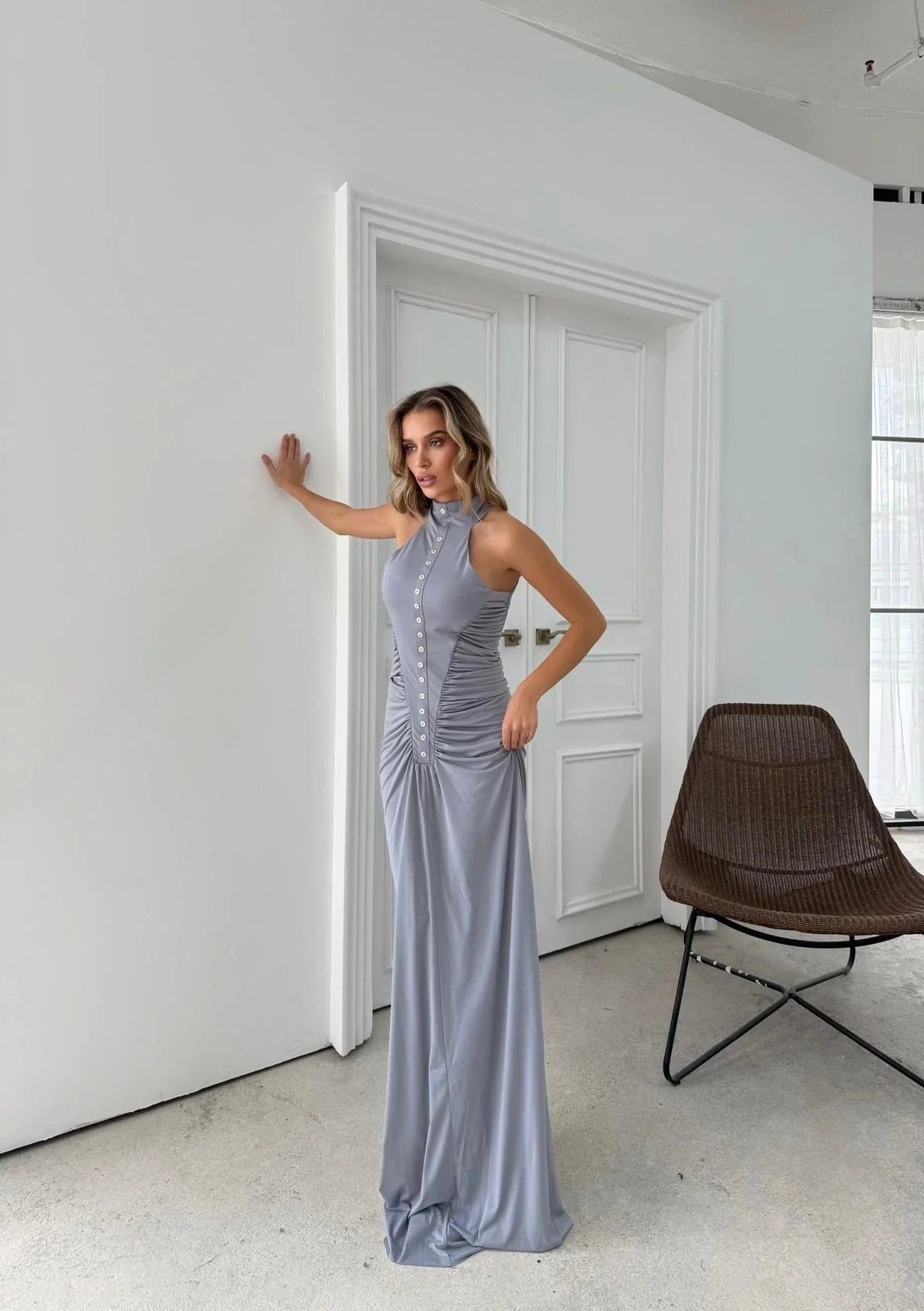 DÜĞME DETAY DRAPELİ UZUN SANDY ELBİSE GRİ