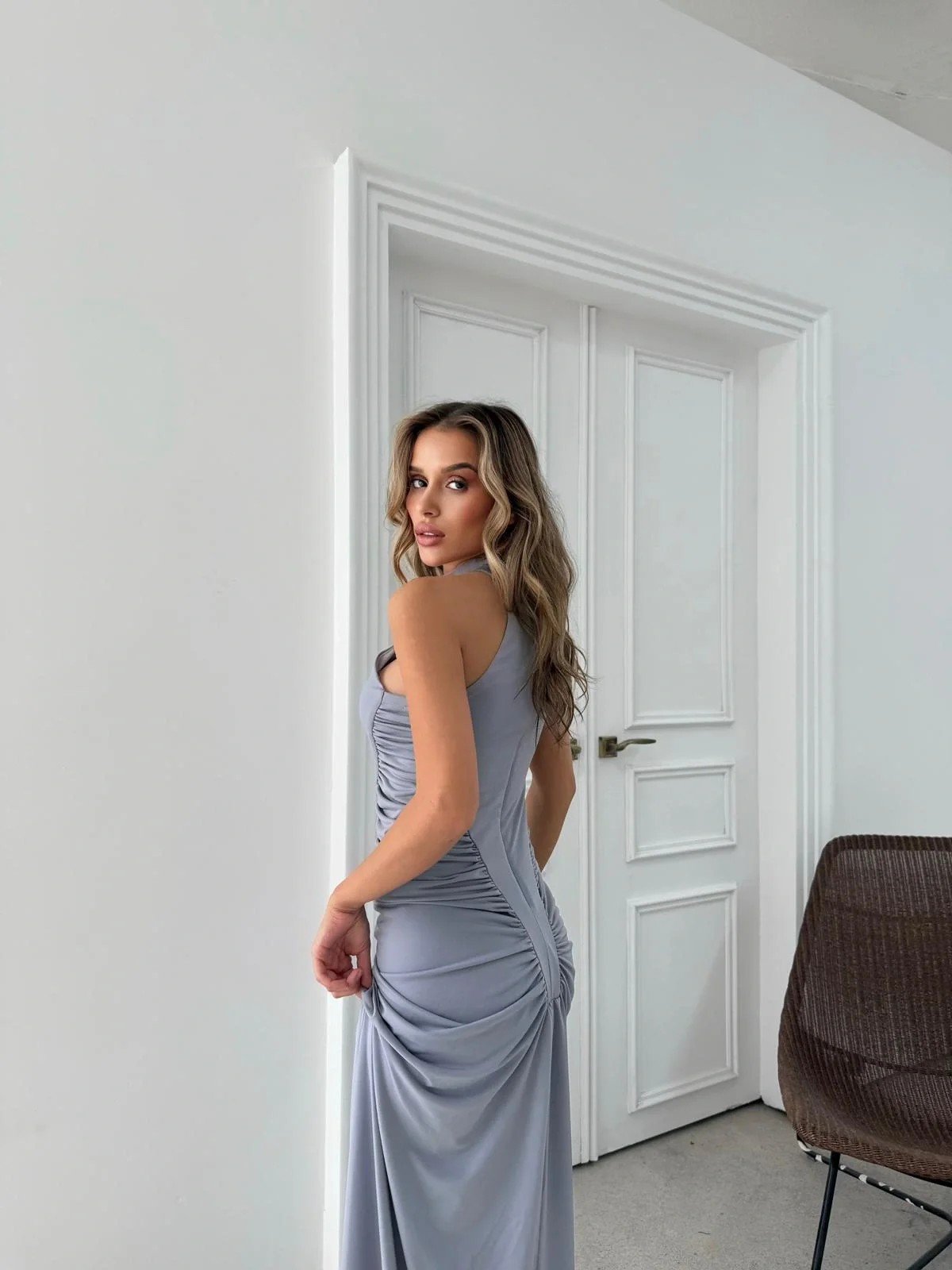 DÜĞME DETAY DRAPELİ UZUN SANDY ELBİSE GRİ