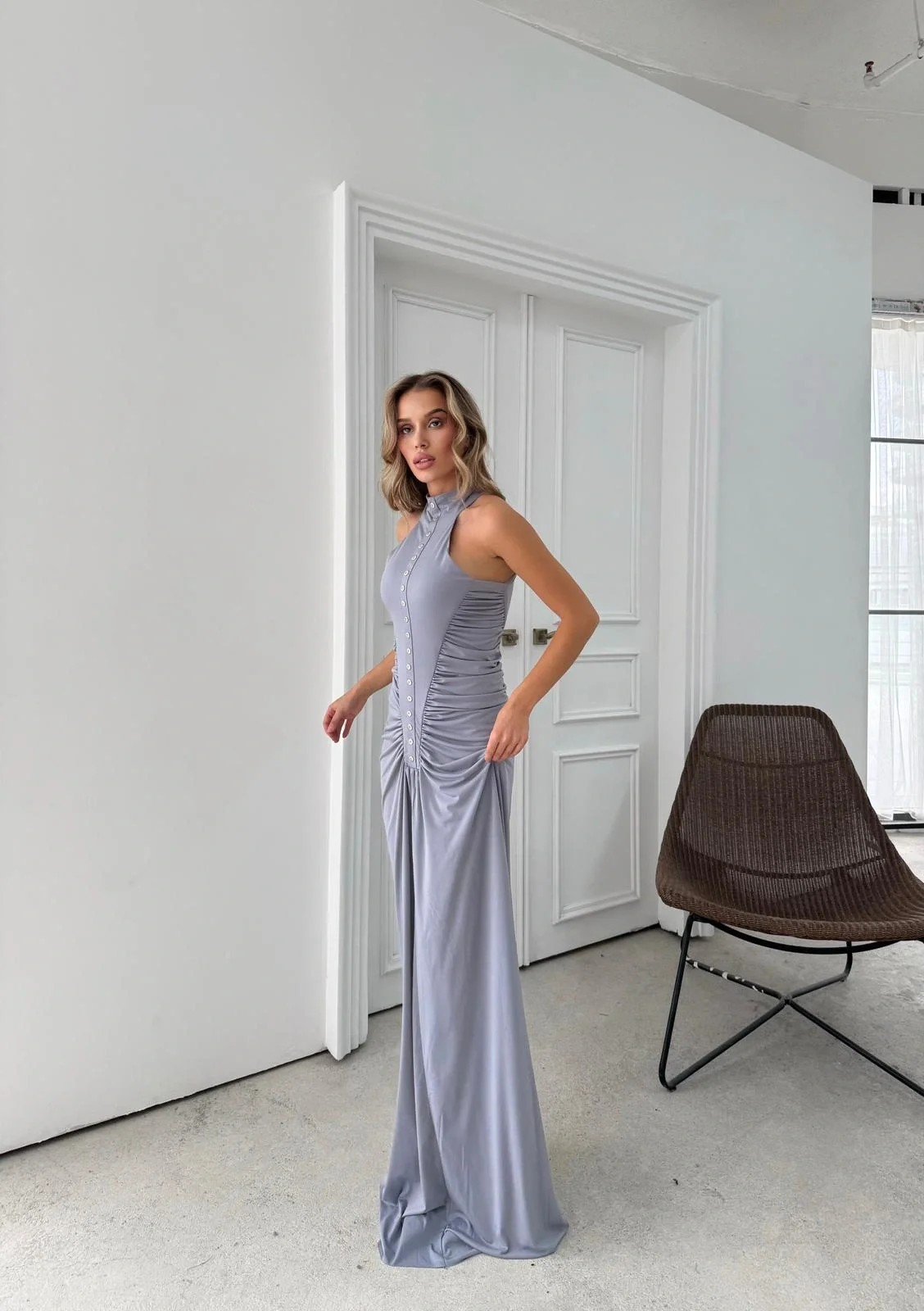 DÜĞME DETAY DRAPELİ UZUN SANDY ELBİSE GRİ