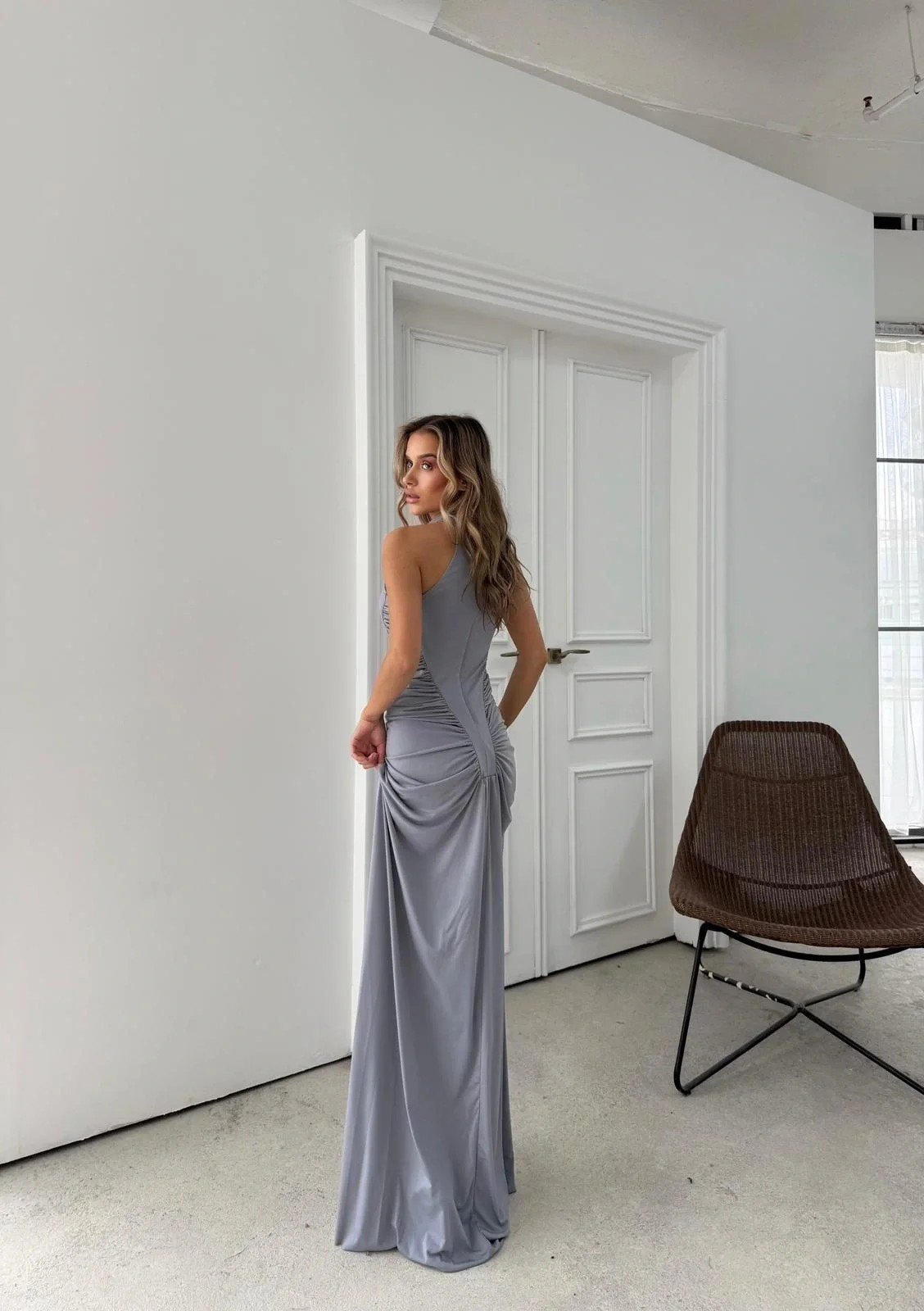 DÜĞME DETAY DRAPELİ UZUN SANDY ELBİSE GRİ