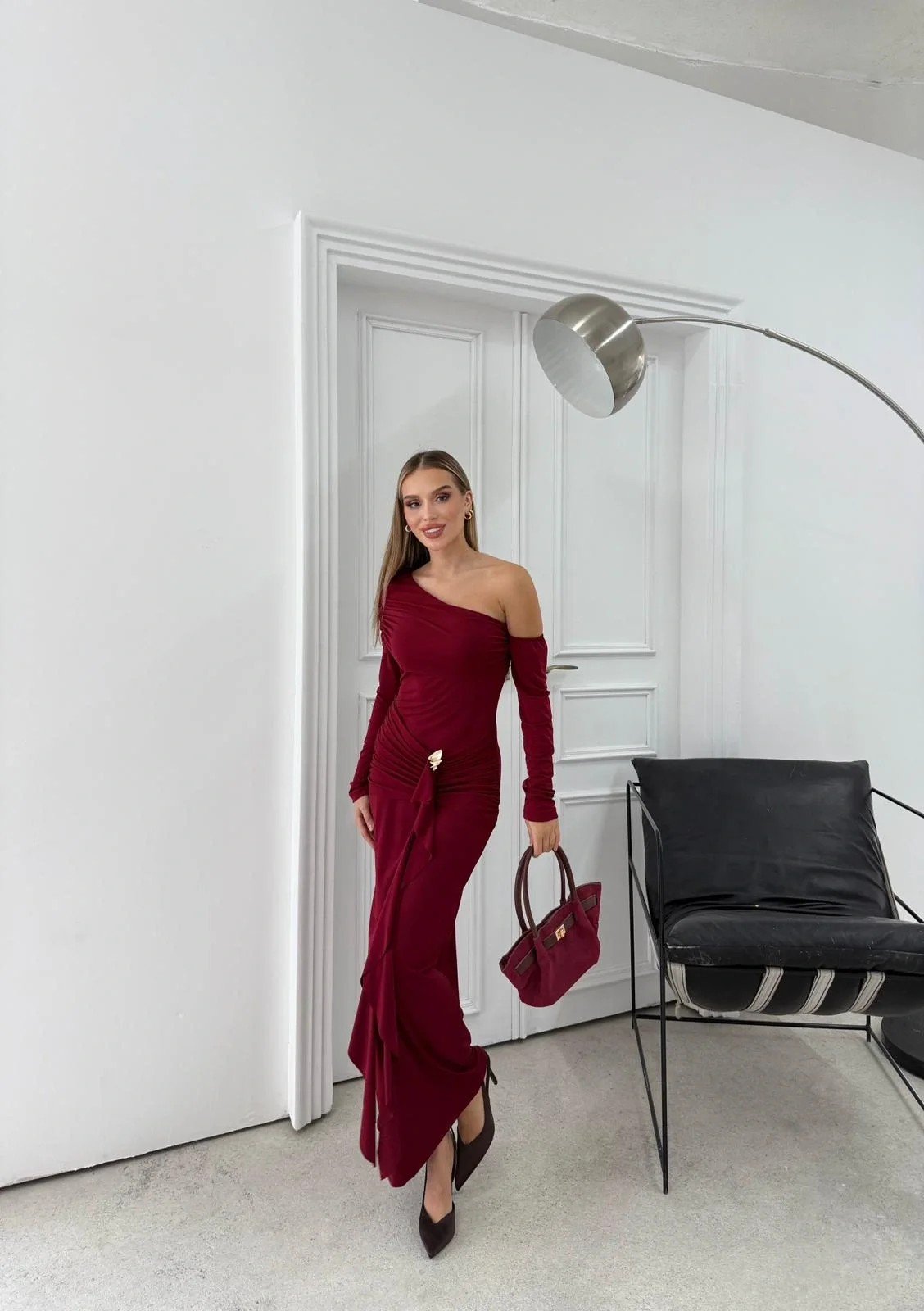 ETEK AKSESUAR SAÇAKLI OMUZ DEKOLTE DETAY UZUN SANDY ELBİSE BORDO