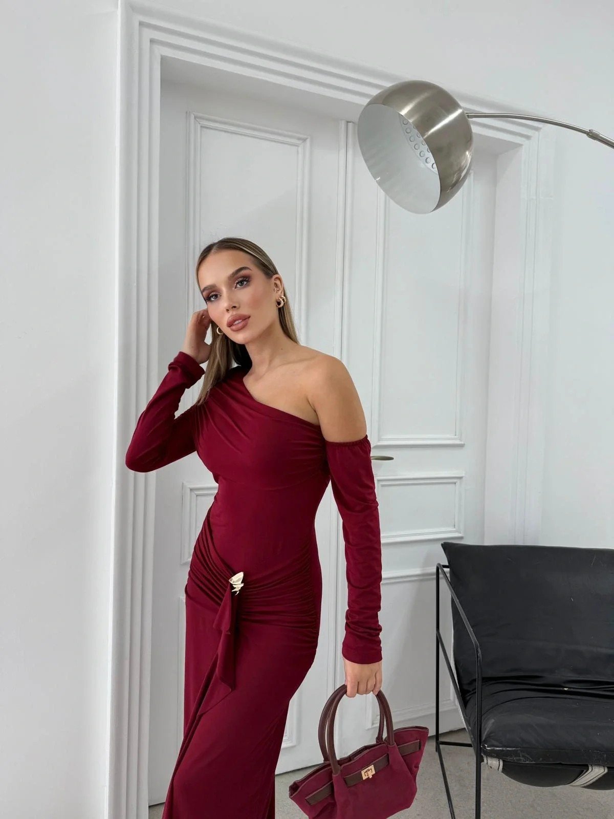 ETEK AKSESUAR SAÇAKLI OMUZ DEKOLTE DETAY UZUN SANDY ELBİSE BORDO