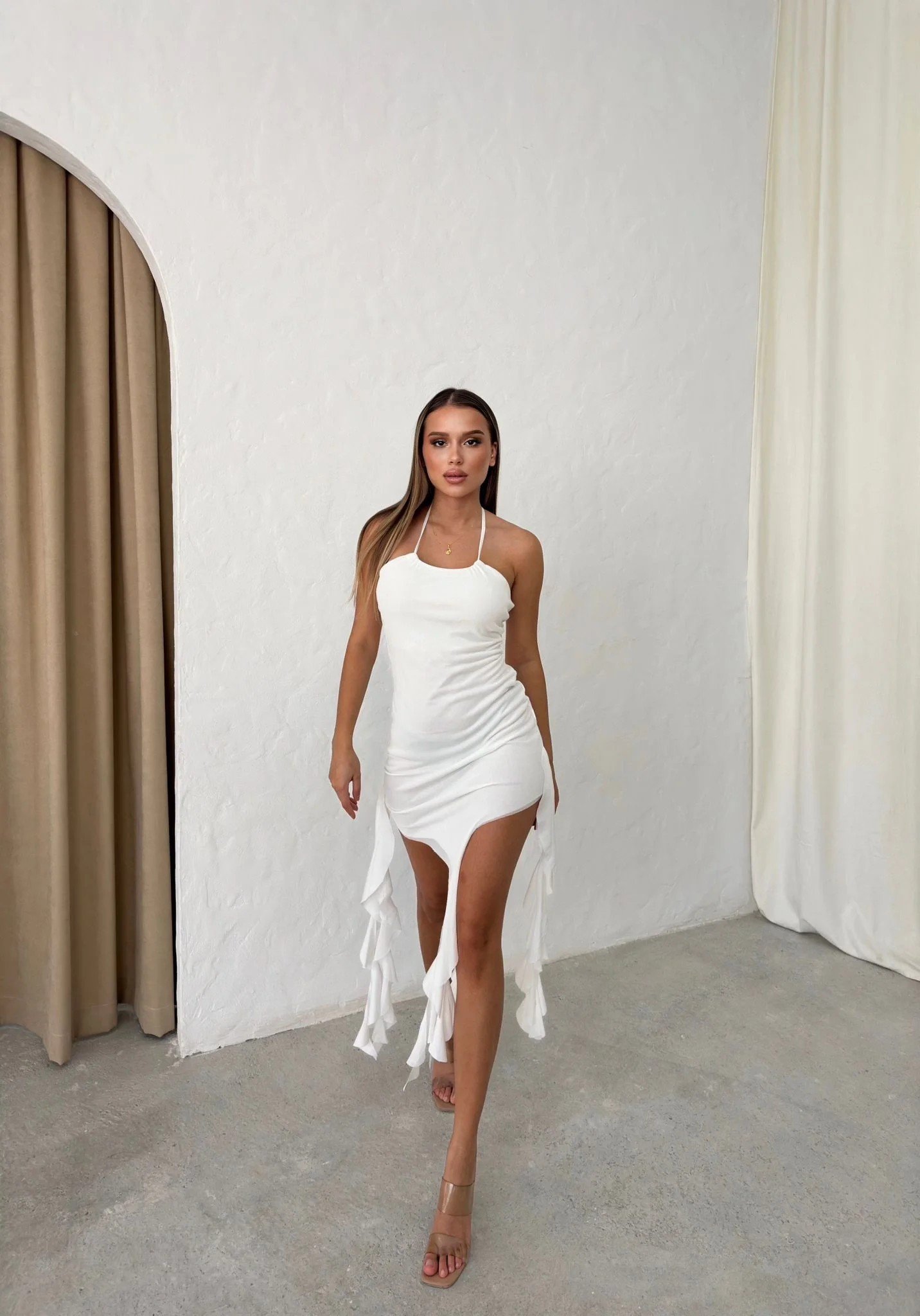 ETEK SAÇAKLI BOYUNDAN BAĞLAMALI TÜL ASTARLI ELBİSE BEYAZ