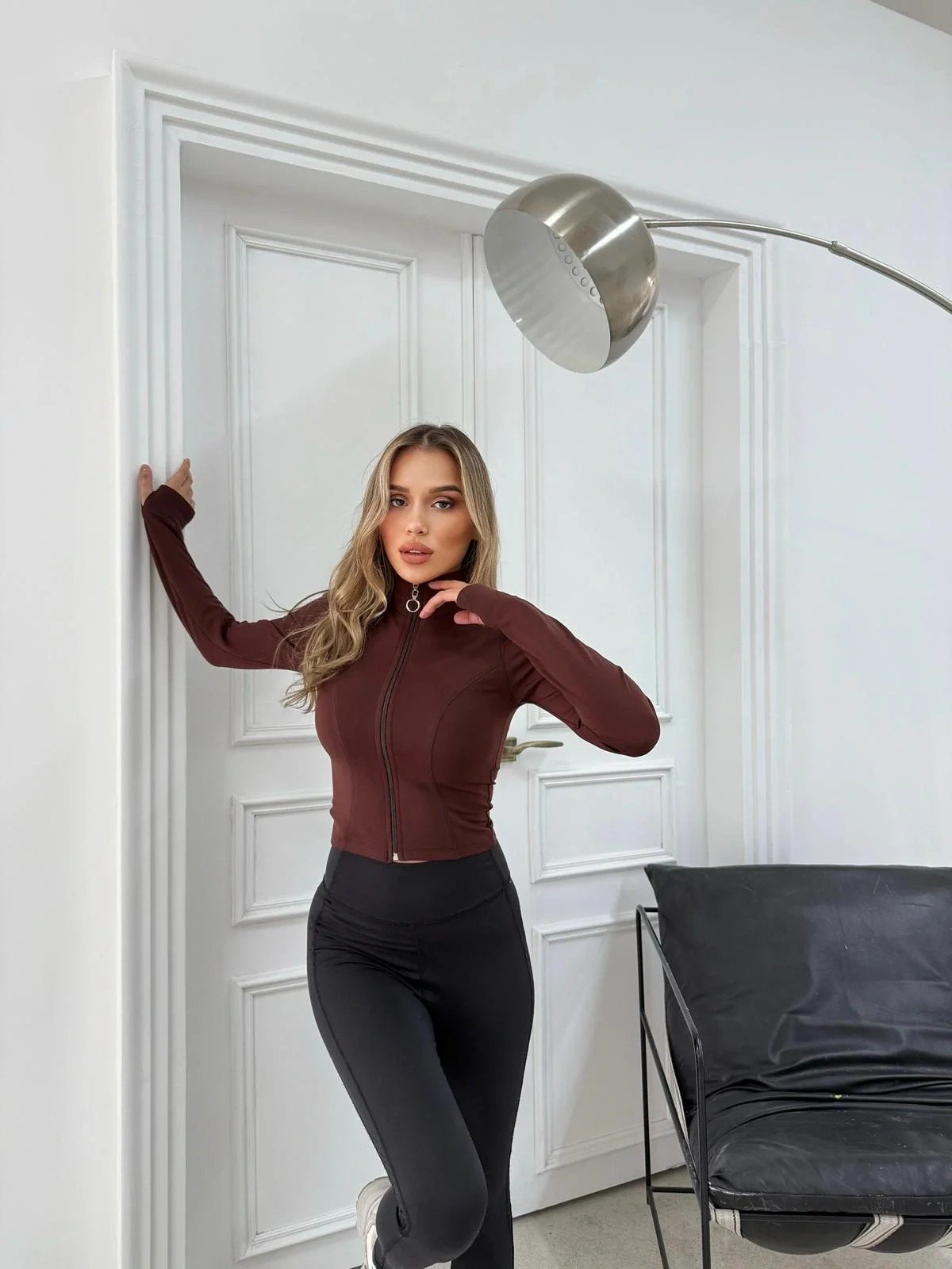 FERMUARLI PARMAK GEÇME DETAY CROP BLUZ KAHVE