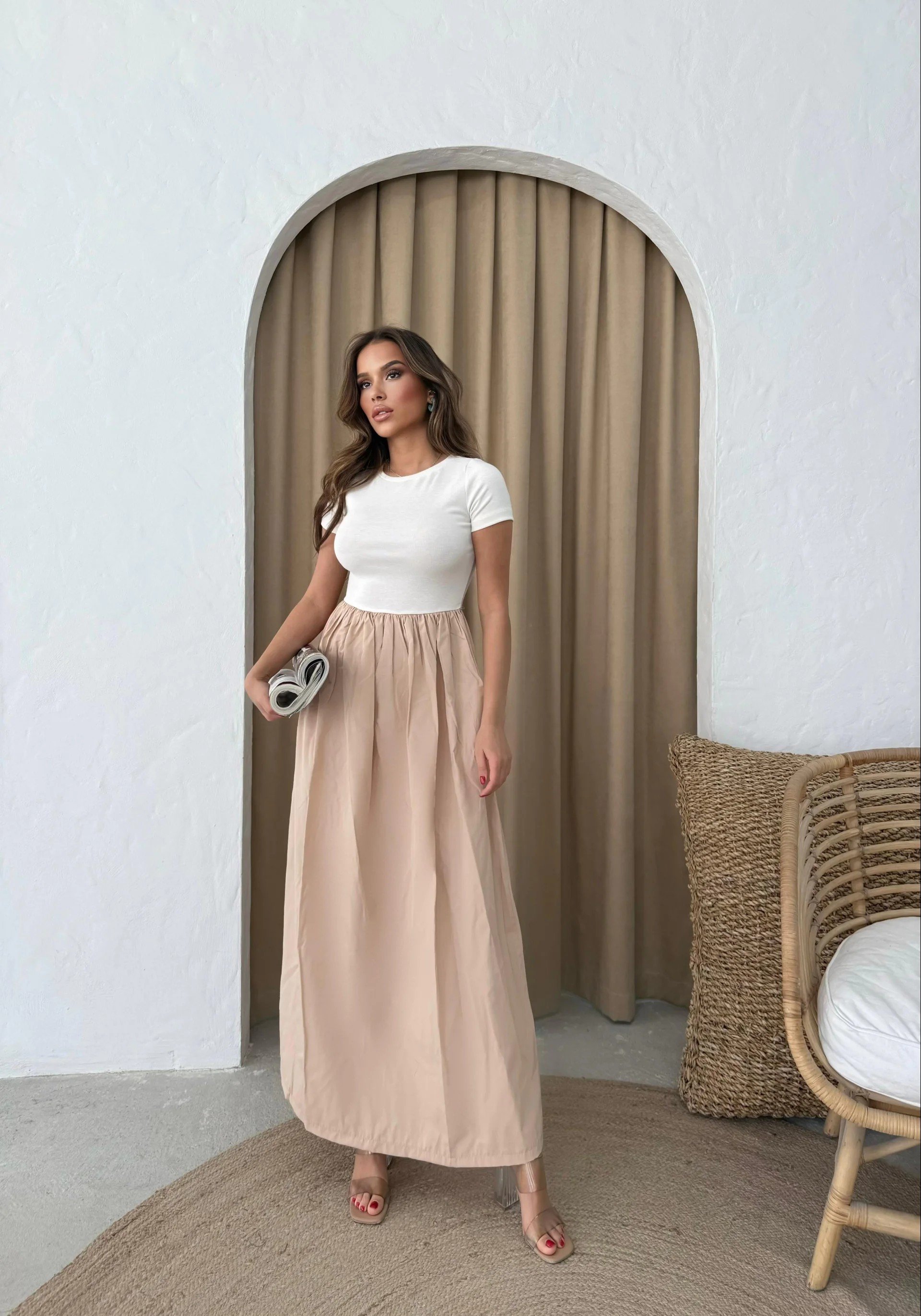 GARNELİ KEMERLİ UZUN ELBİSE BEJ