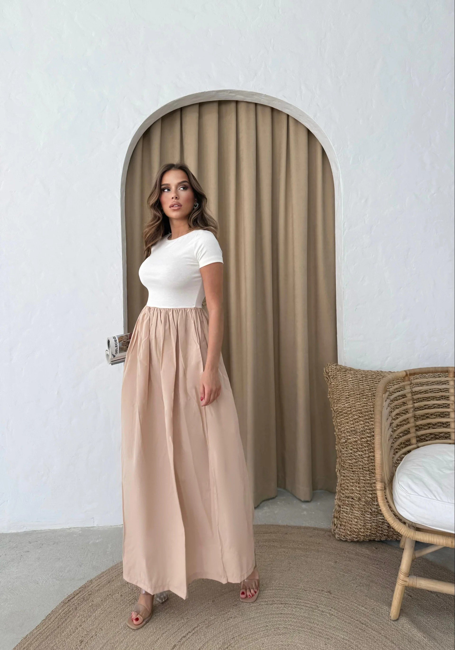 GARNELİ KEMERLİ UZUN ELBİSE BEJ