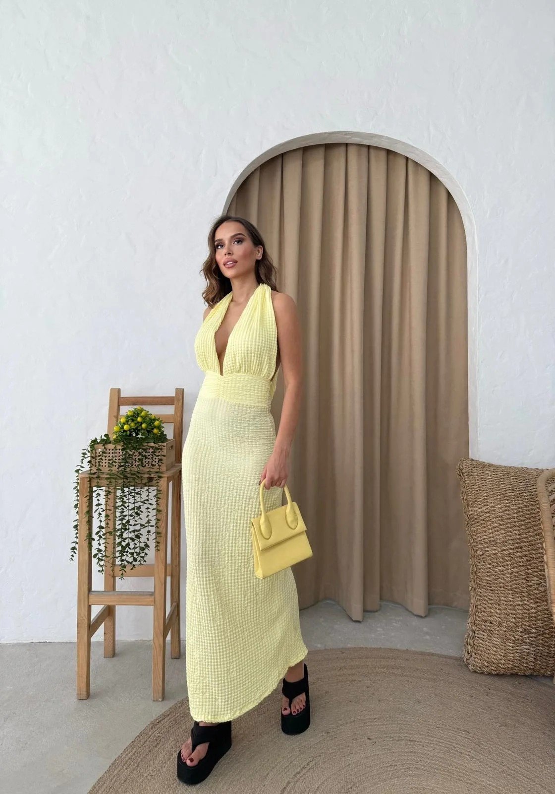 GOFRE BOYUNDAN BAĞLAMALI UZUN KALEM YIRTMAÇ DETAY ELBİSE SARI